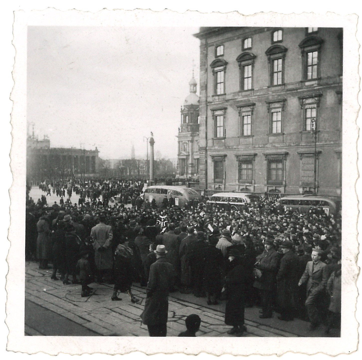 Berlin-Mitte: Menschenmenge auf der Schlossfreiheit (Landesgeschichtliche Vereinigung für die Mark Brandenburg e.V., Archiv CC BY)