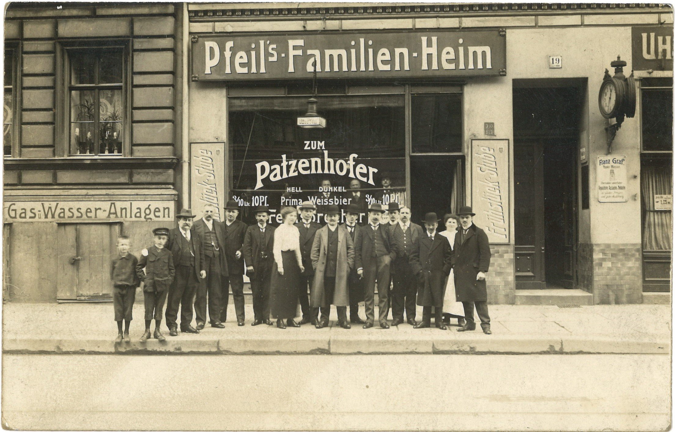 Berlin-Kreuzberg: Adalbertstraße 19, Gruppenbild vor Pfeils's Familien-Heim (Landesgeschichtliche Vereinigung für die Mark Brandenburg e.V., Archiv CC BY)