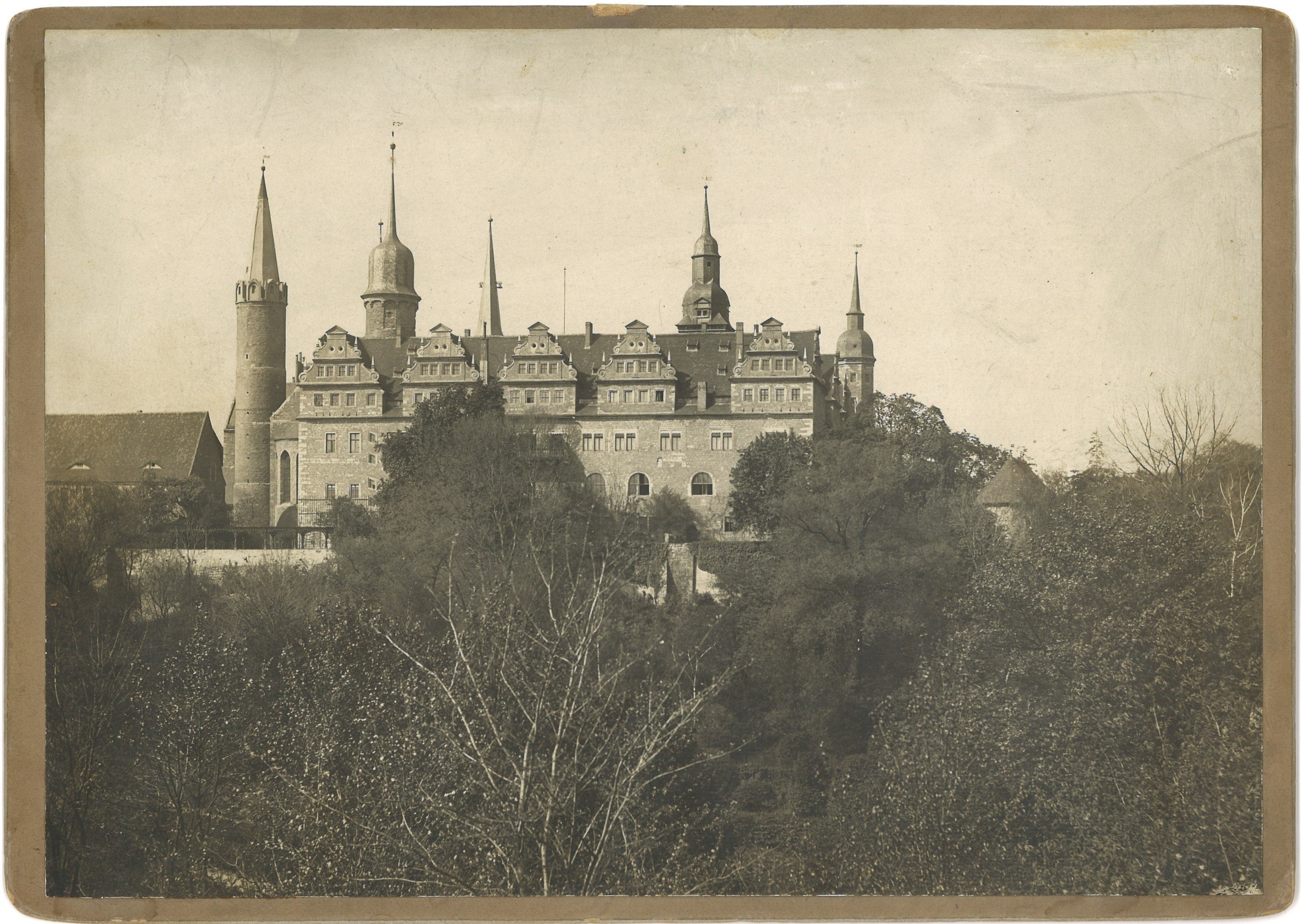 Merseburg: Schloss von Osten über die Saale (Landesgeschichtliche Vereinigung für die Mark Brandenburg e.V., Archiv CC BY)