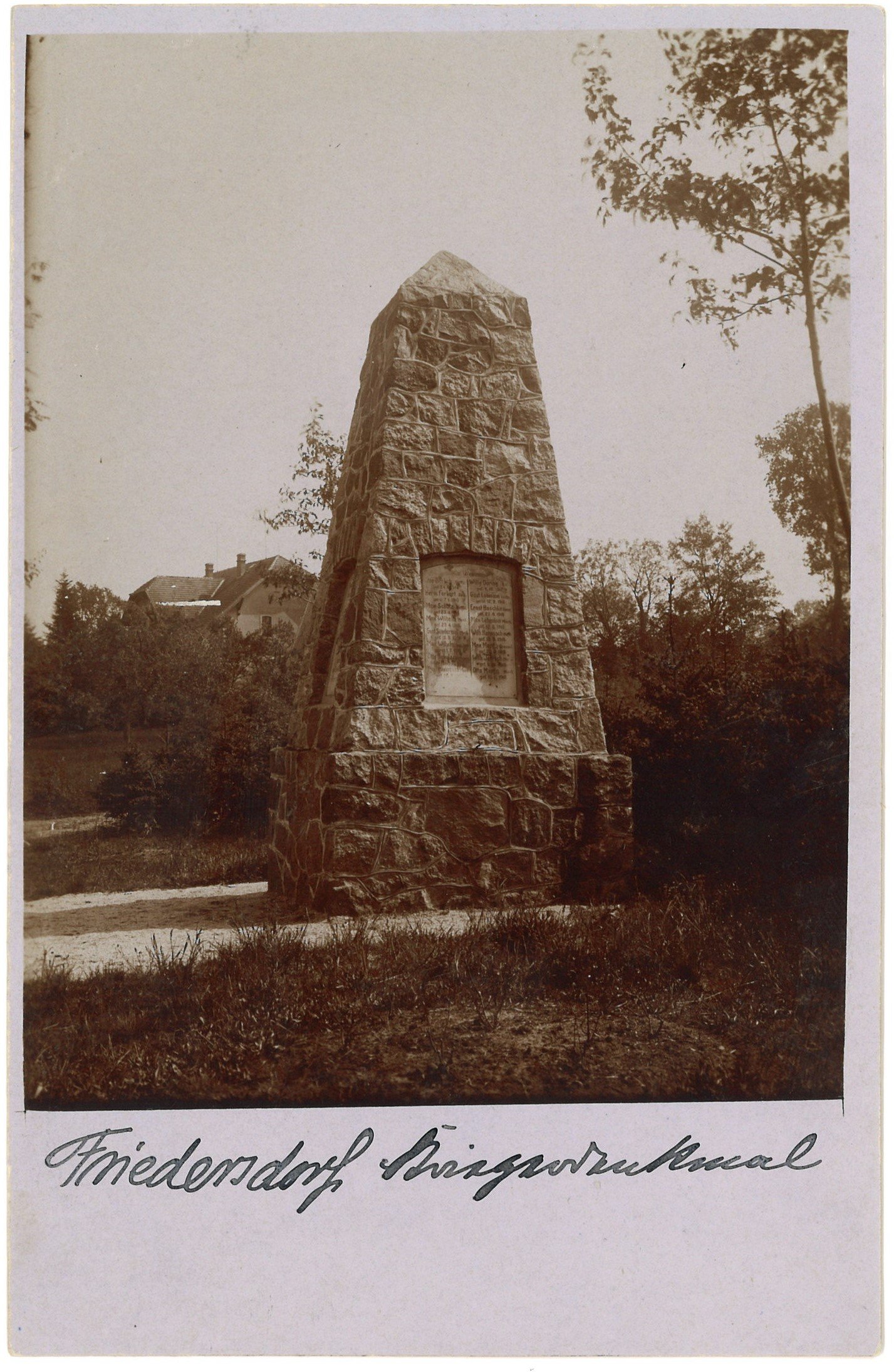 Friedersdorf (Kr. Sorau) / Biedrzychowice Dolne: Kriegerdenkmal (Landesgeschichtliche Vereinigung für die Mark Brandenburg e.V., Archiv CC BY)