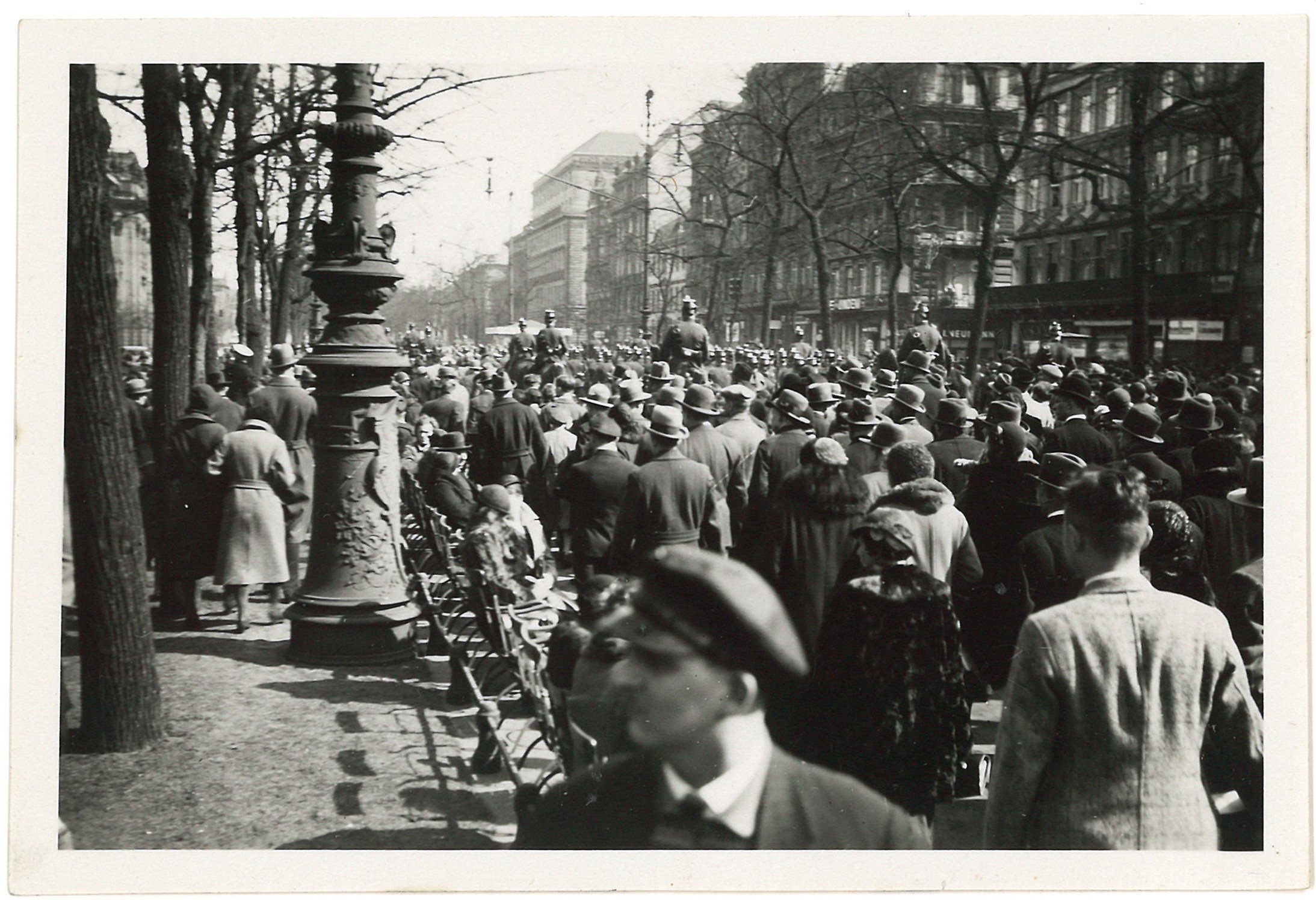 Berlin-Mitte: Unter den Linden, Menschenmenge um 1931 (Landesgeschichtliche Vereinigung für die Mark Brandenburg e.V., Archiv CC BY)