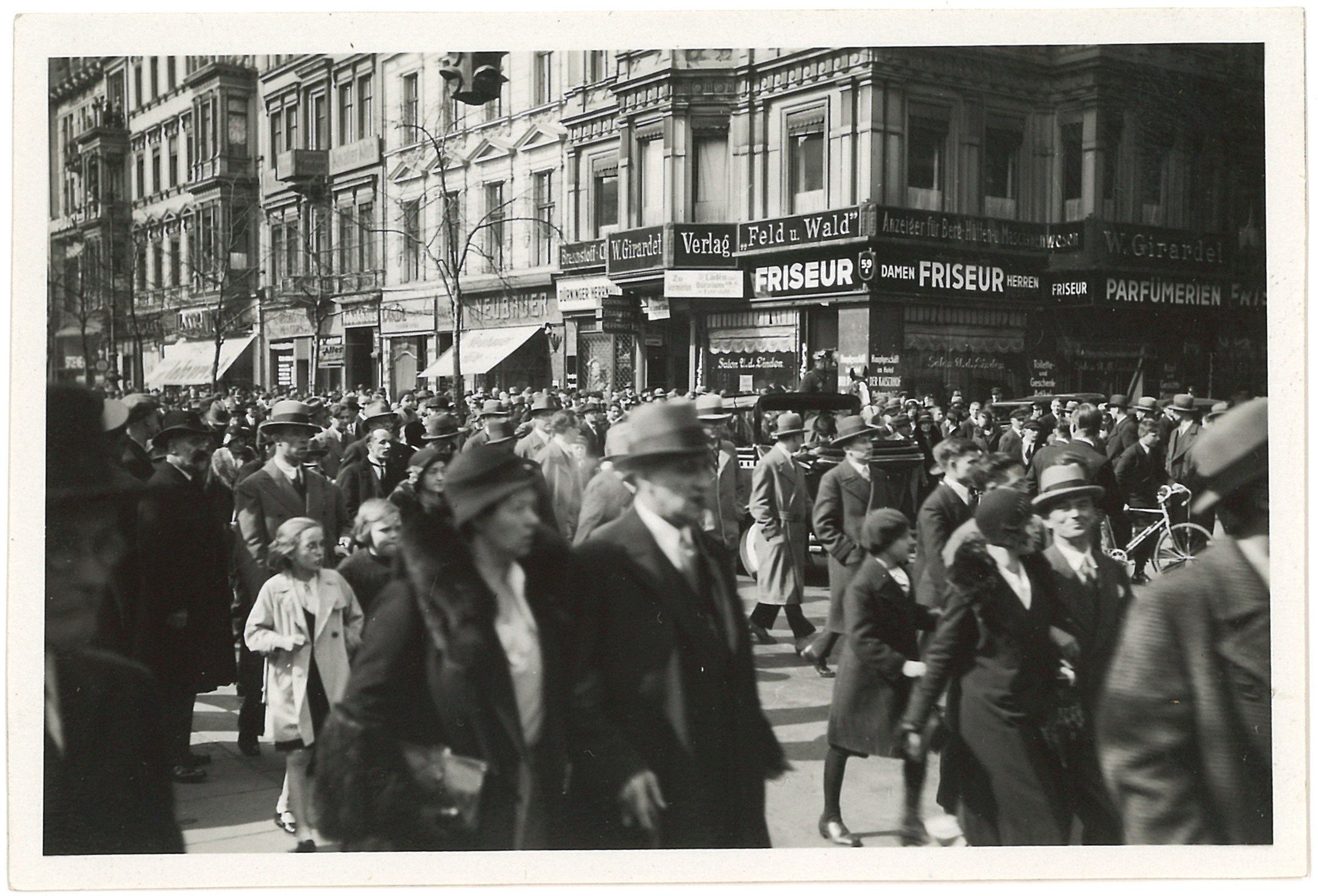 Berlin-Mitte: Unter den Linden, Menschenmenge um 1931 (Landesgeschichtliche Vereinigung für die Mark Brandenburg e.V., Archiv CC BY)