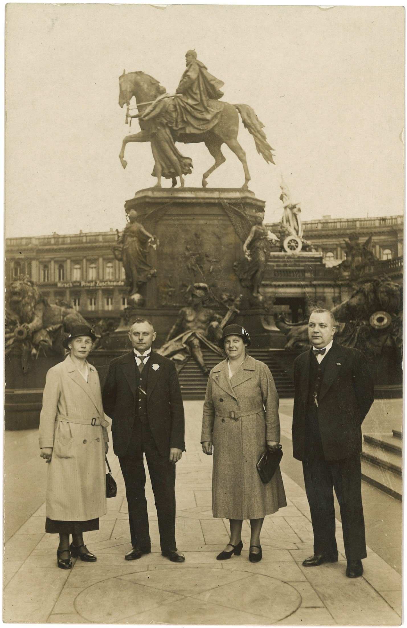 Berlin-Mitte: Zwei Ehepaare am Kaiser-Wilhelm-National-Denkmal (Landesgeschichtliche Vereinigung für die Mark Brandenburg e.V., Archiv CC BY)