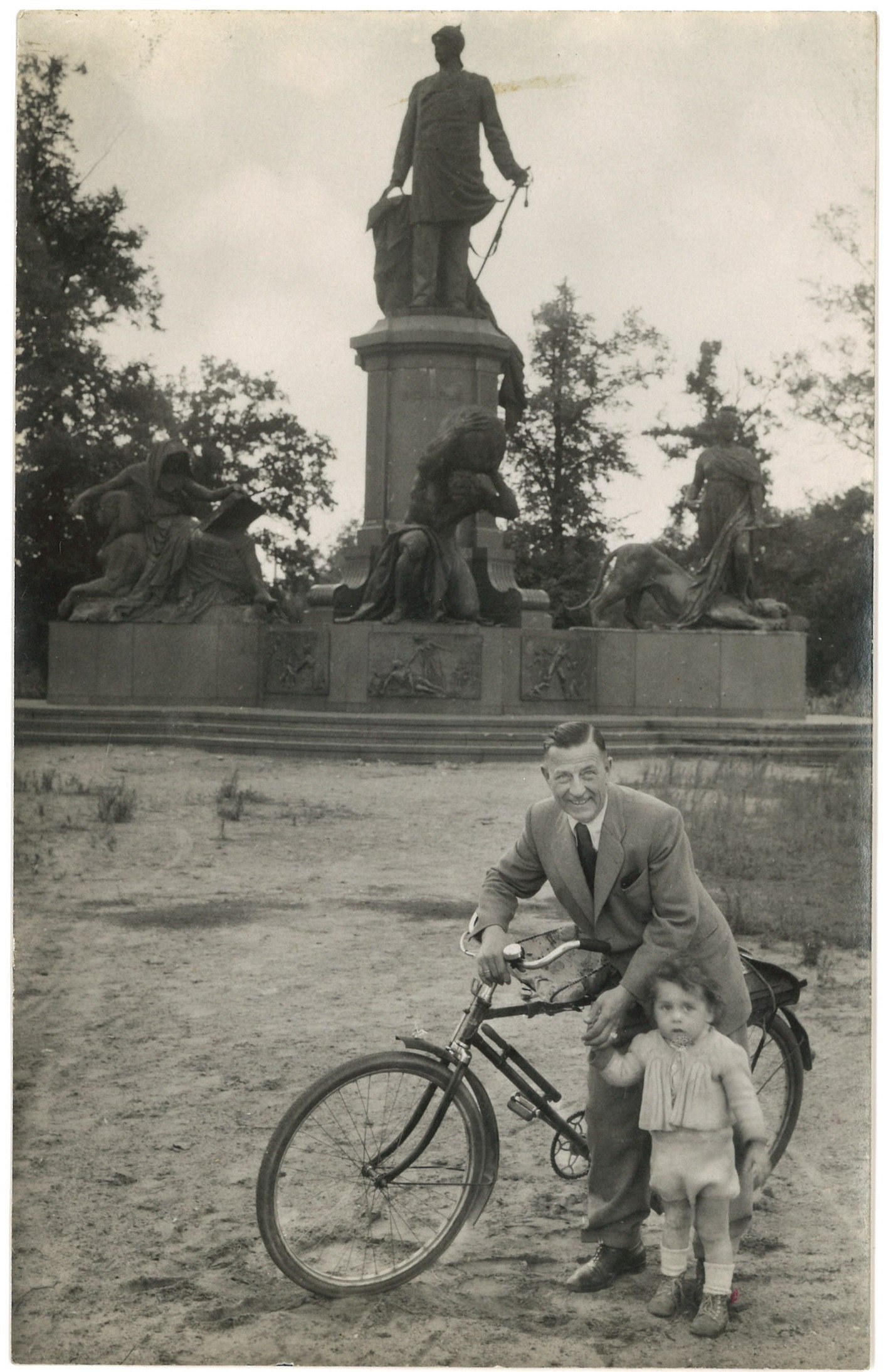 Berlin-Tiergarten: Familienbild mit Bismarck-Denkmal (von Süden) (Landesgeschichtliche Vereinigung für die Mark Brandenburg e.V., Archiv CC BY)
