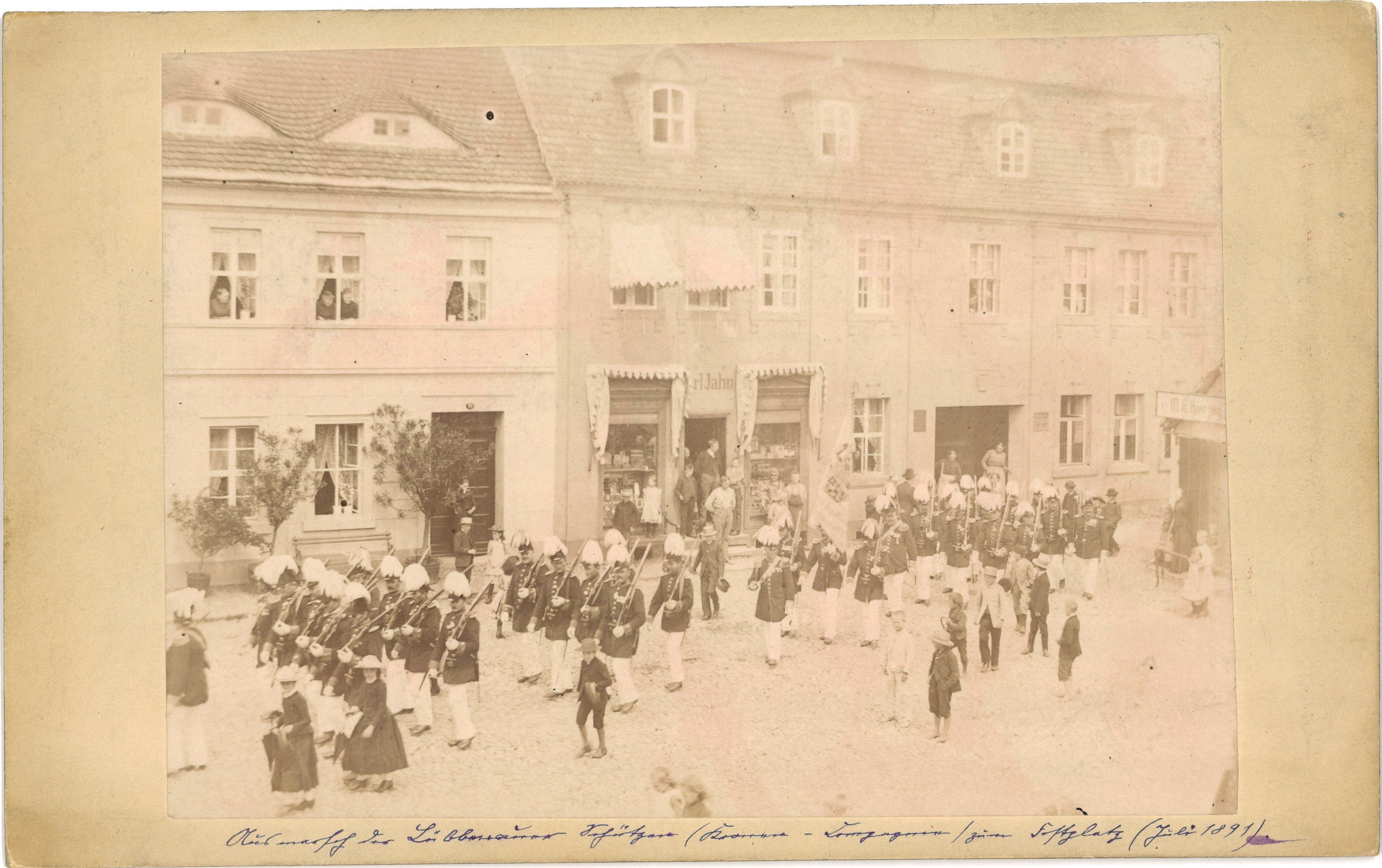 Lübbenau: Ausmarsch der Schützenkompanie zum Festplatz 1891 (Landesgeschichtliche Vereinigung für die Mark Brandenburg e.V., Archiv CC BY)