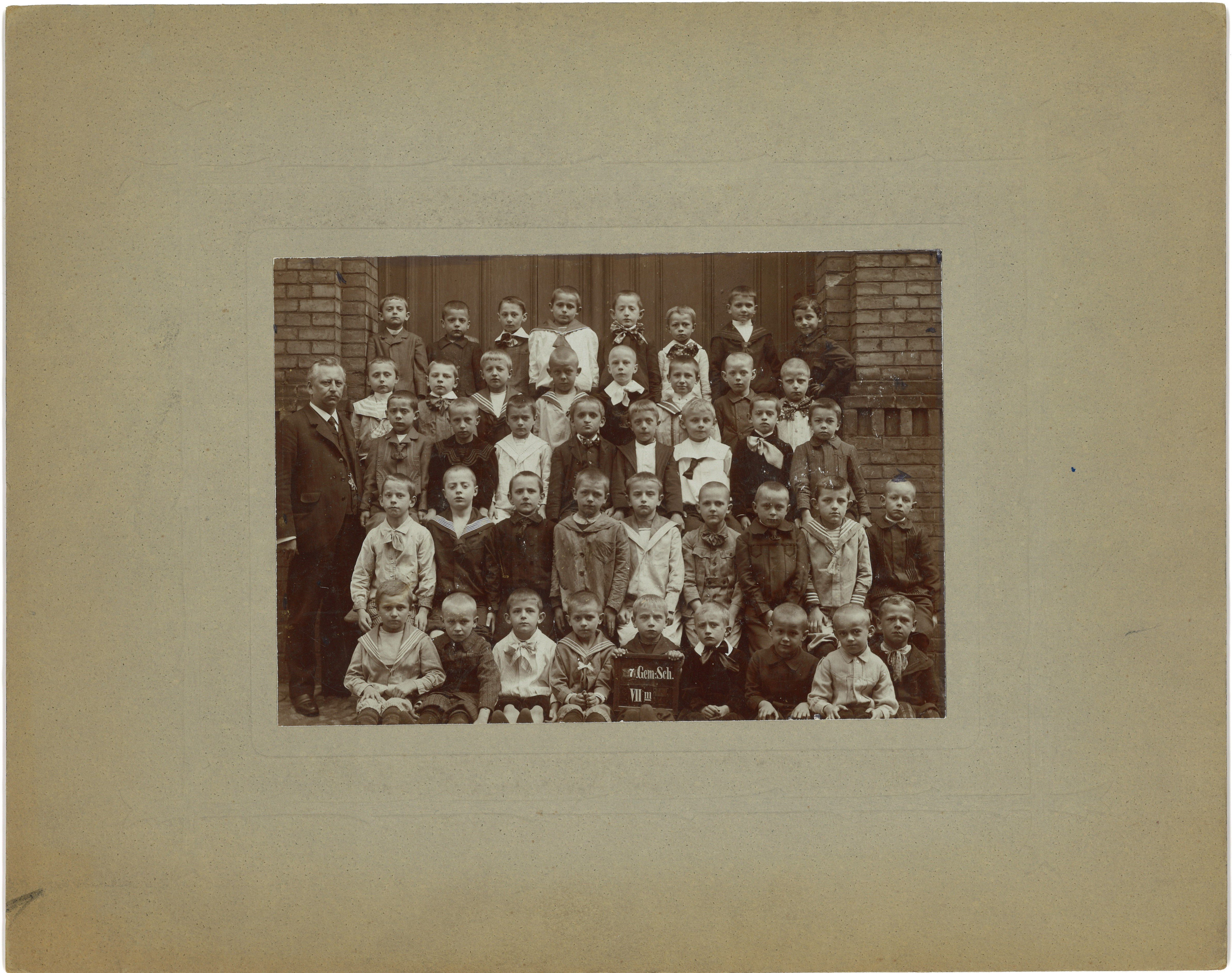 Berlin-Kreuzberg: Klassenfoto der 7. Gemeindeschule 1907 (Landesgeschichtliche Vereinigung für die Mark Brandenburg e.V., Archiv CC BY)