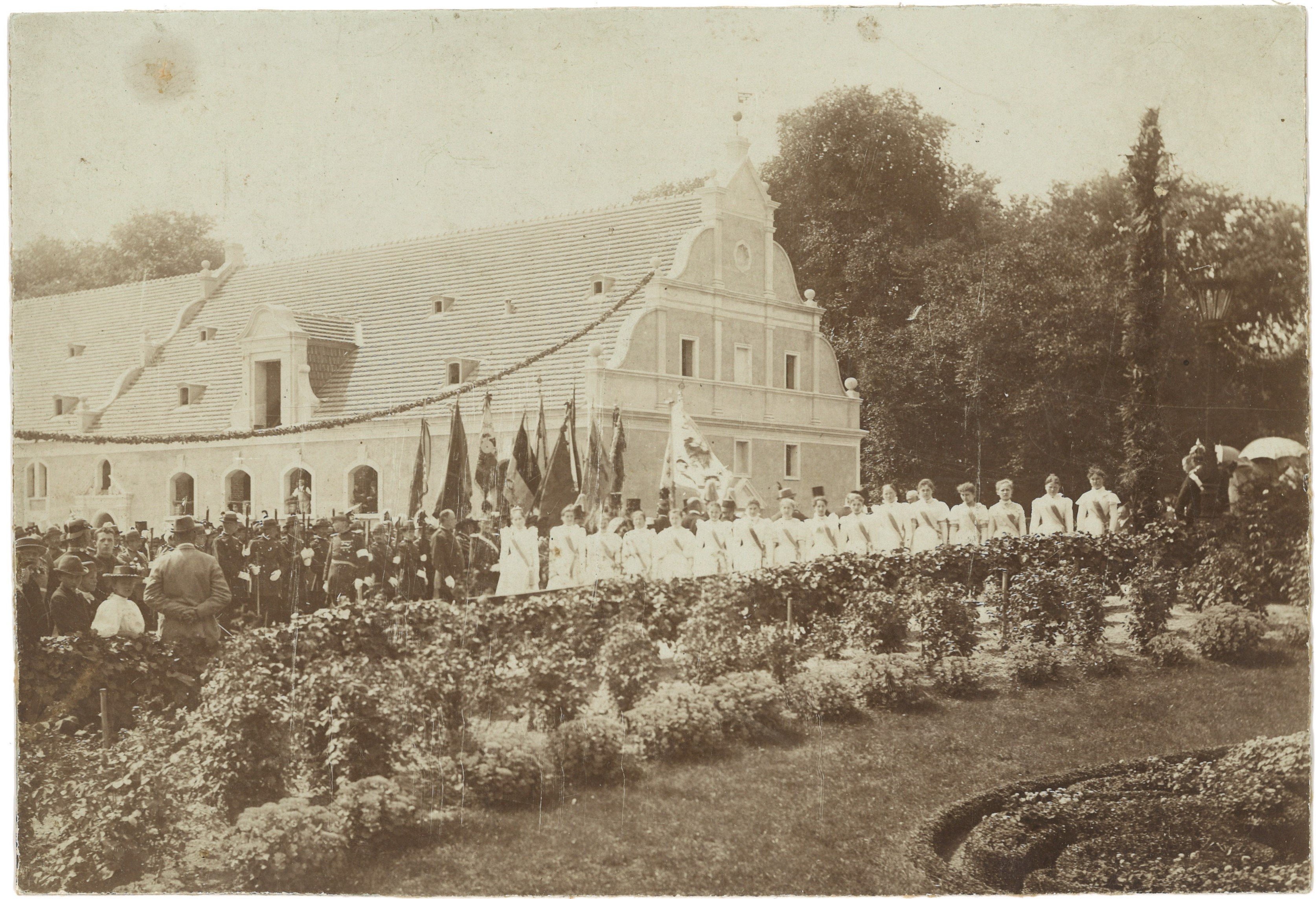 Sonnewalde: Schützenfest am Schlosshof um 1900 (Landesgeschichtliche Vereinigung für die Mark Brandenburg e.V., Archiv CC BY)