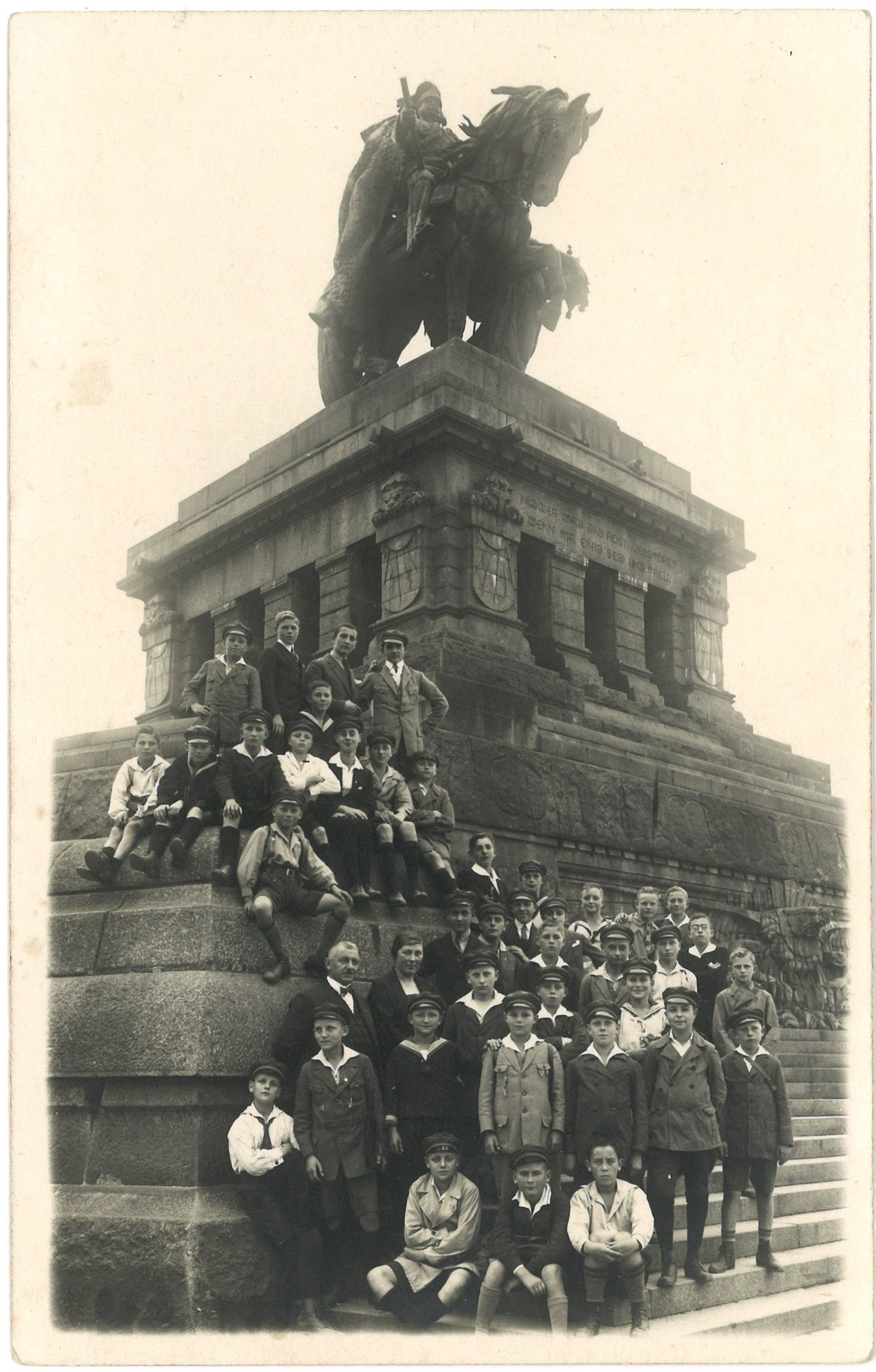 Koblenz: Schülergruppe am Deutschen Eck um 1930 (Landesgeschichtliche Vereinigung für die Mark Brandenburg e.V., Archiv CC BY)