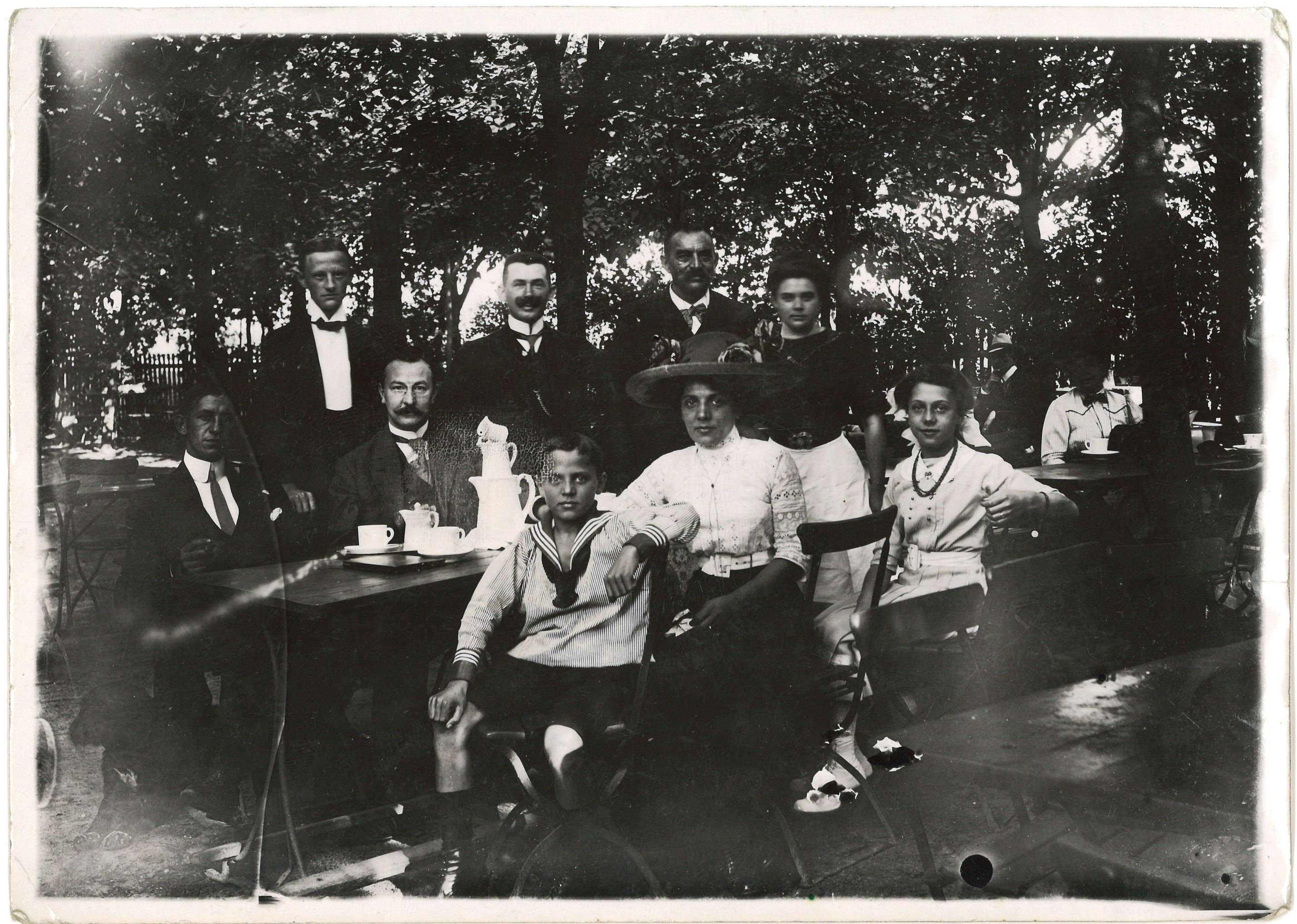 Berlin-Lichtenrade: Kaffeetafel in Heinrich Sommers Gartenrestaurant 1912/13 (Landesgeschichtliche Vereinigung für die Mark Brandenburg e.V., Archiv CC BY)