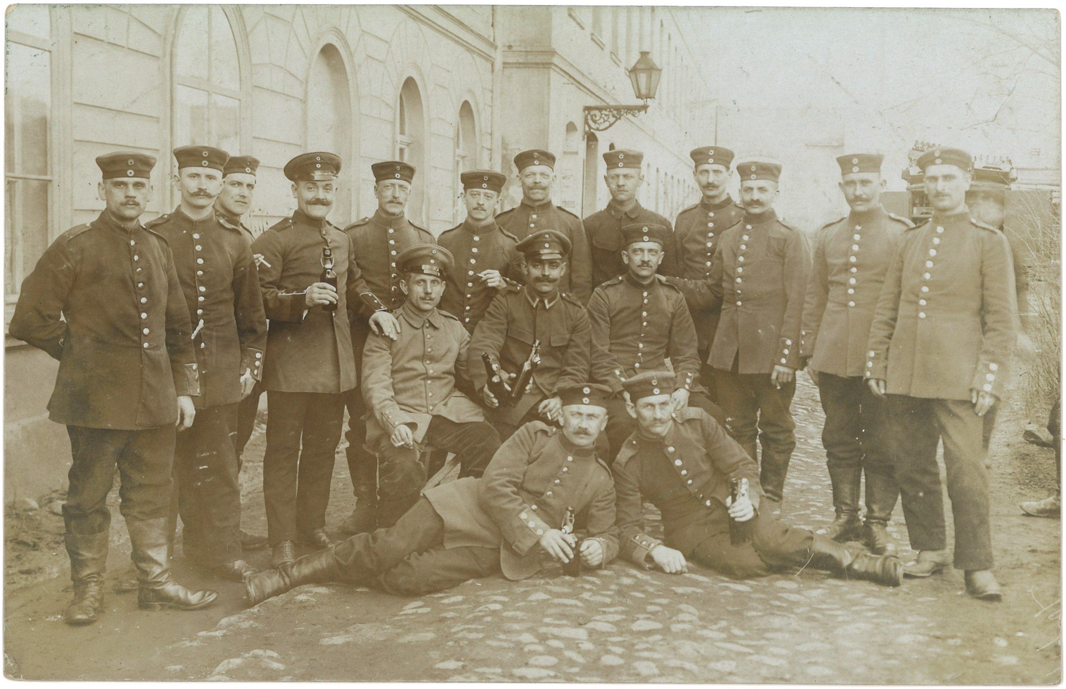 Cottbus: Soldaten des Kriegsrekrutendepost des Infanterie-Regiments Nr. 52 (1915) (Landesgeschichtliche Vereinigung für die Mark Brandenburg e.V., Archiv CC BY)