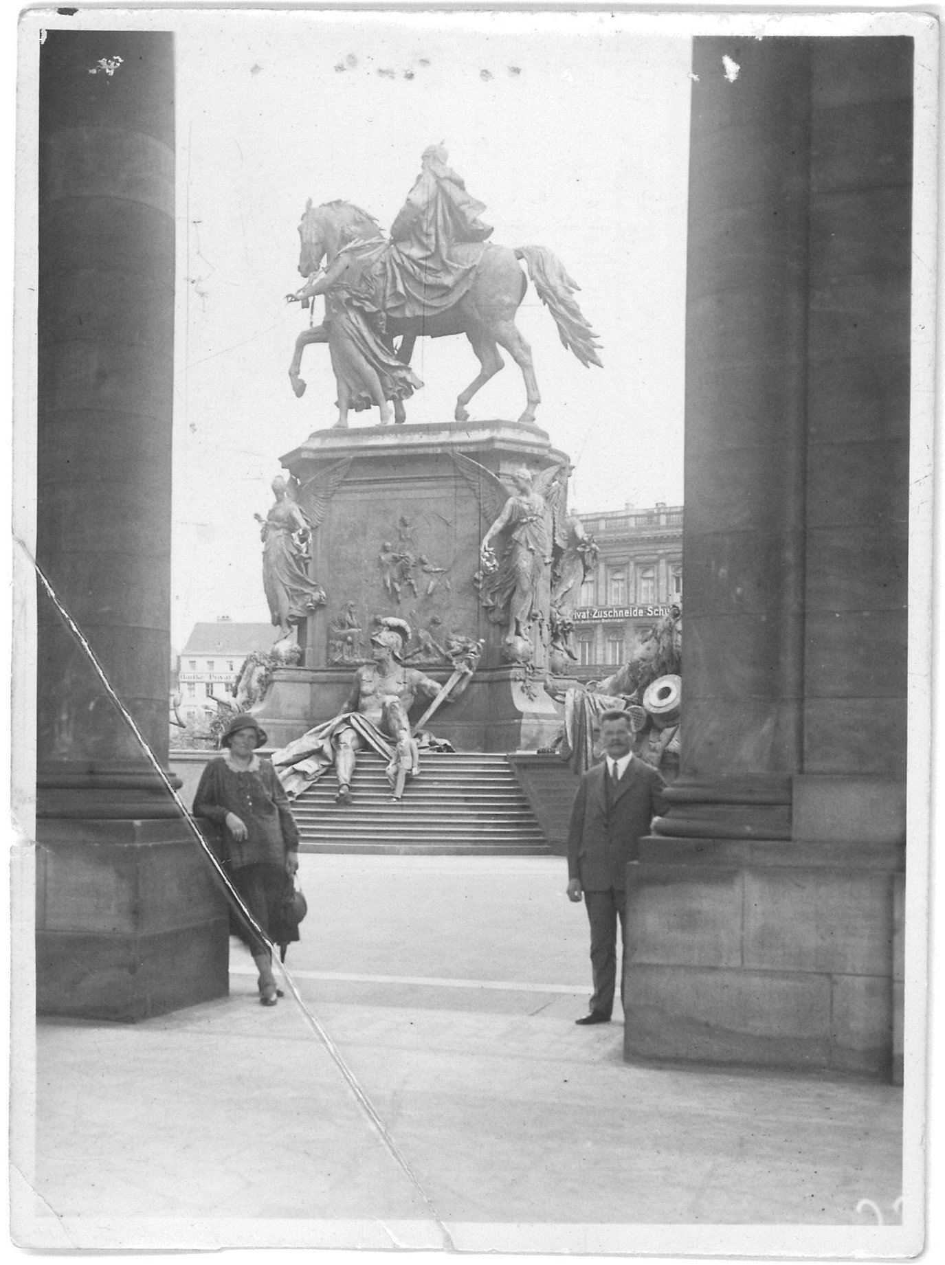 Berlin-Mitte: Ehepaar am Kaiser-Wilhelm-National-Denkmal (Landesgeschichtliche Vereinigung für die Mark Brandenburg e.V., Archiv CC BY)