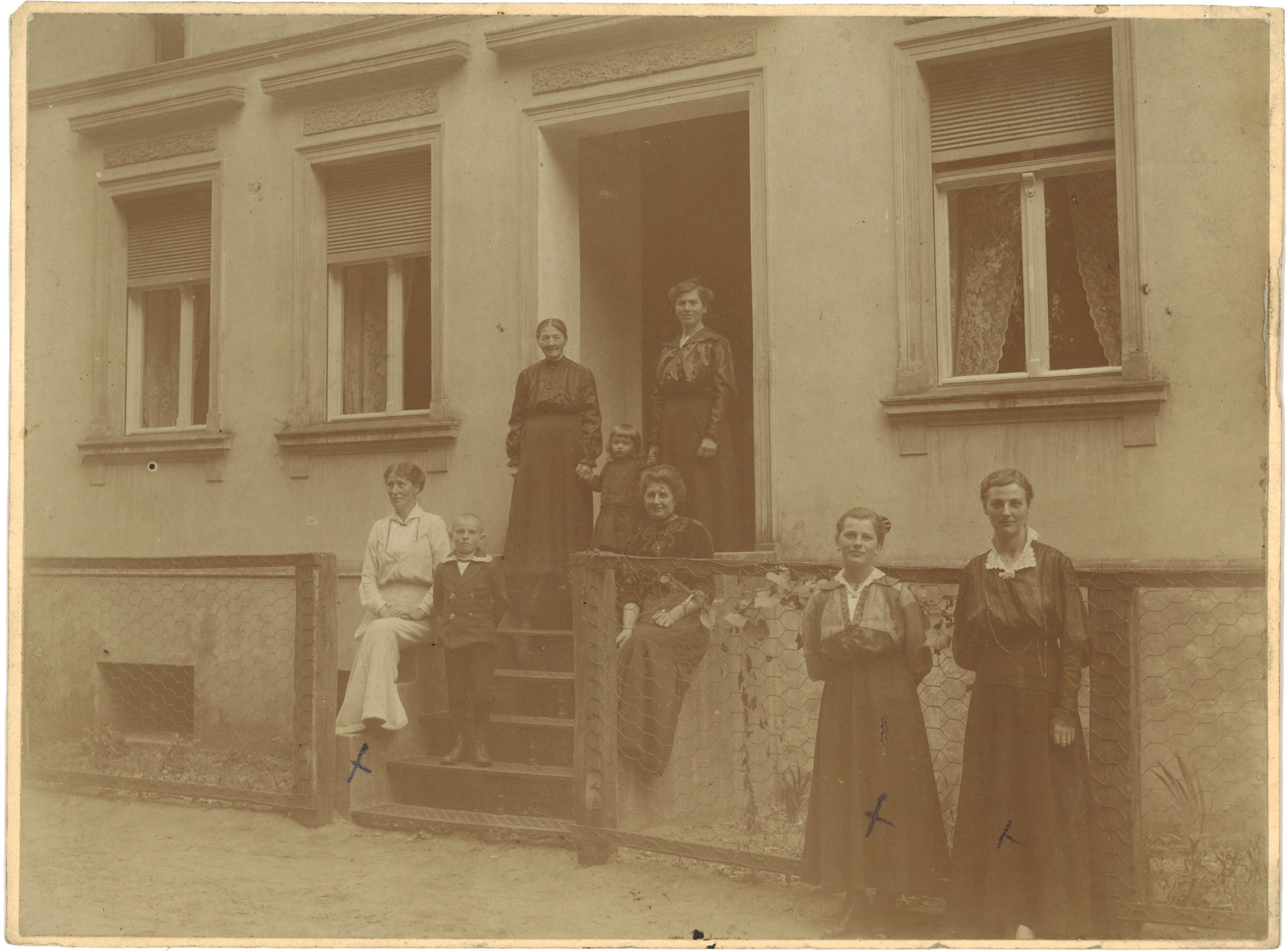 Schönwalde (Kr. Osthavelland): Bauernhaus Engel, Gruppenbild am Eingang 1917/18 (Landesgeschichtliche Vereinigung für die Mark Brandenburg e.V., Archiv CC BY)