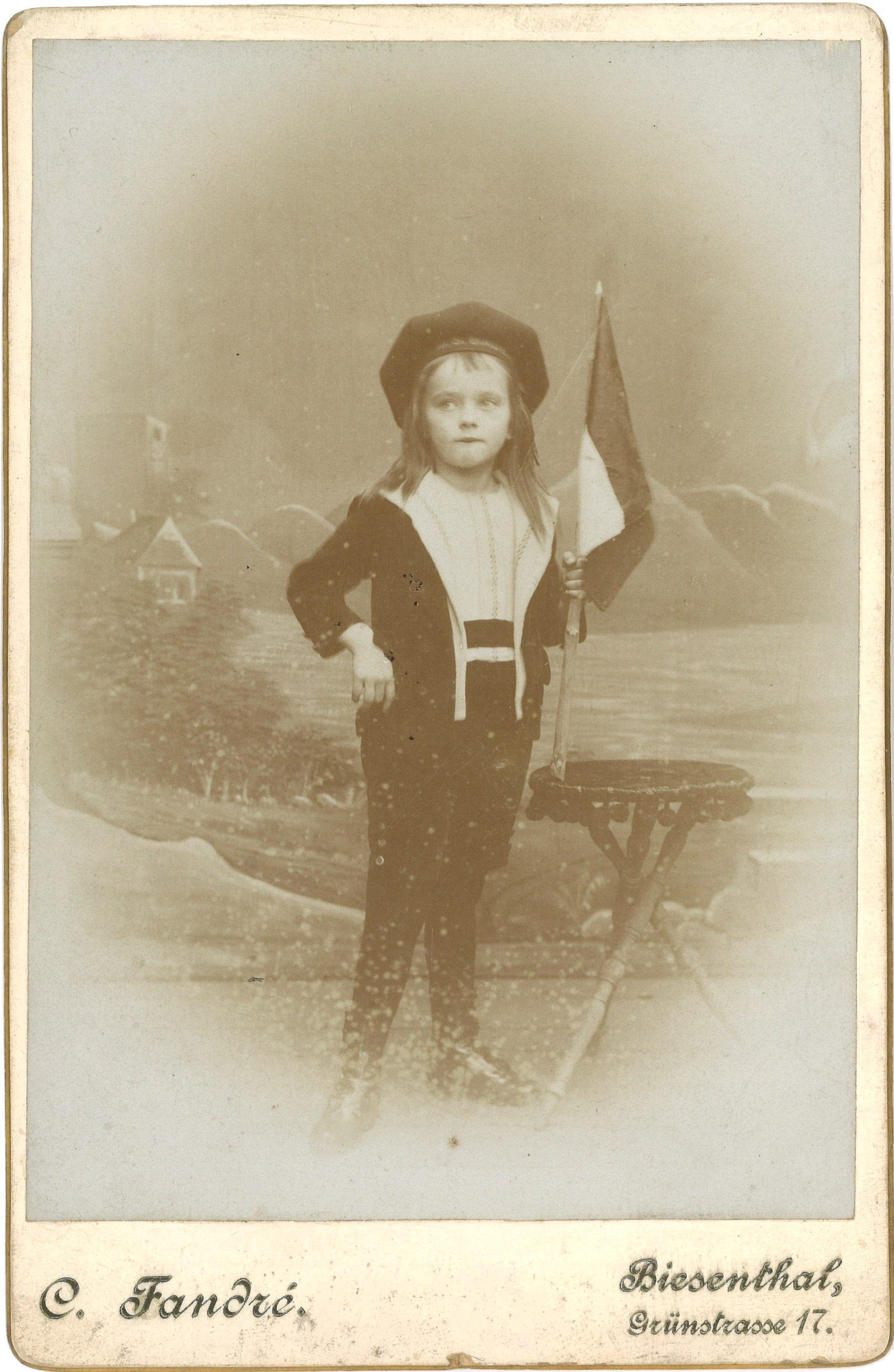 Unbekannter Junge mit Fahne (Biesenthal) (Landesgeschichtliche Vereinigung für die Mark Brandenburg e.V., Archiv CC BY)