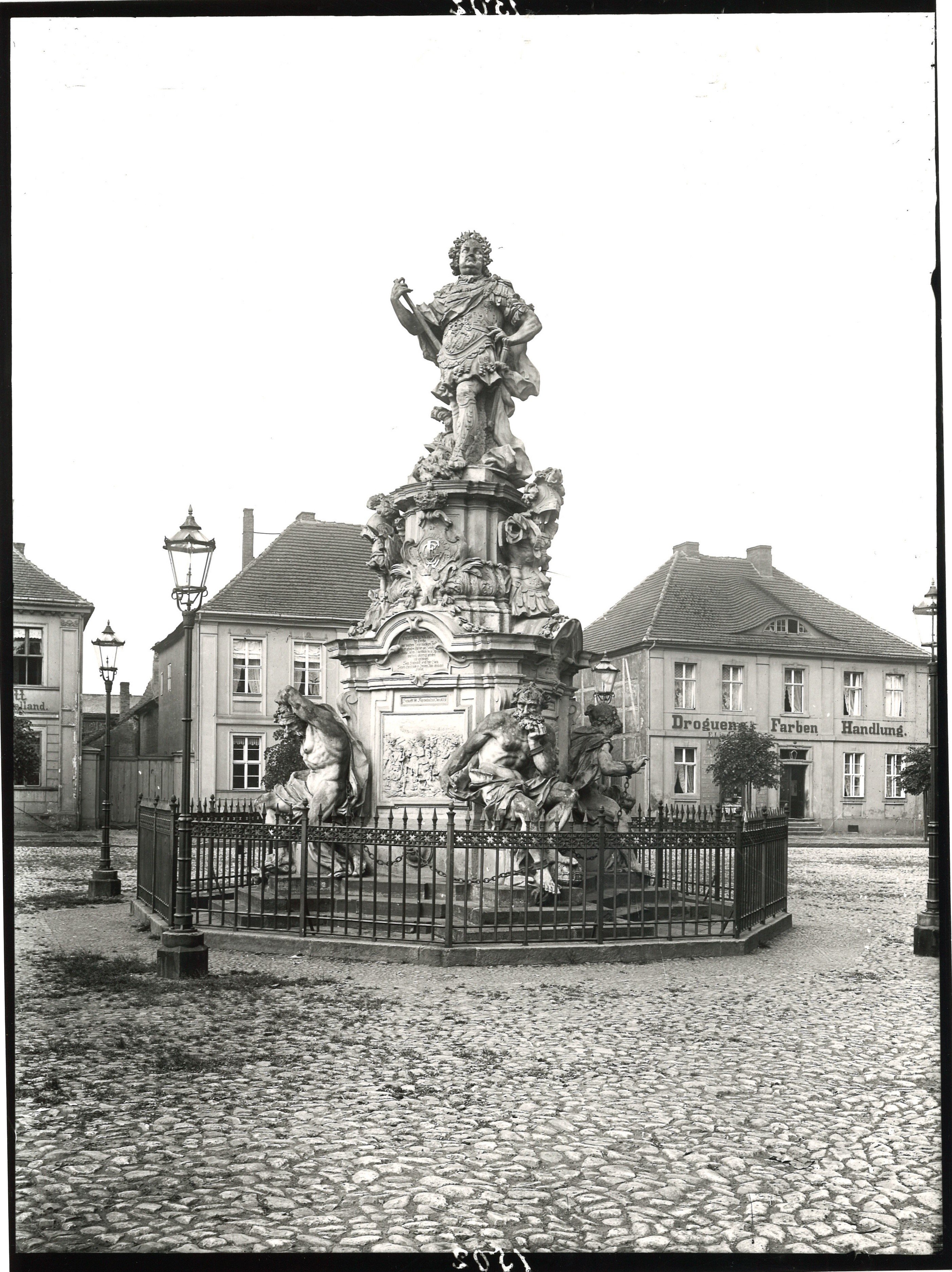 Rathenow: Kurfürstendenkmal auf dem Schleusenplatz von Nordosten (Landesgeschichtliche Vereinigung für die Mark Brandenburg e.V., Archiv CC BY)