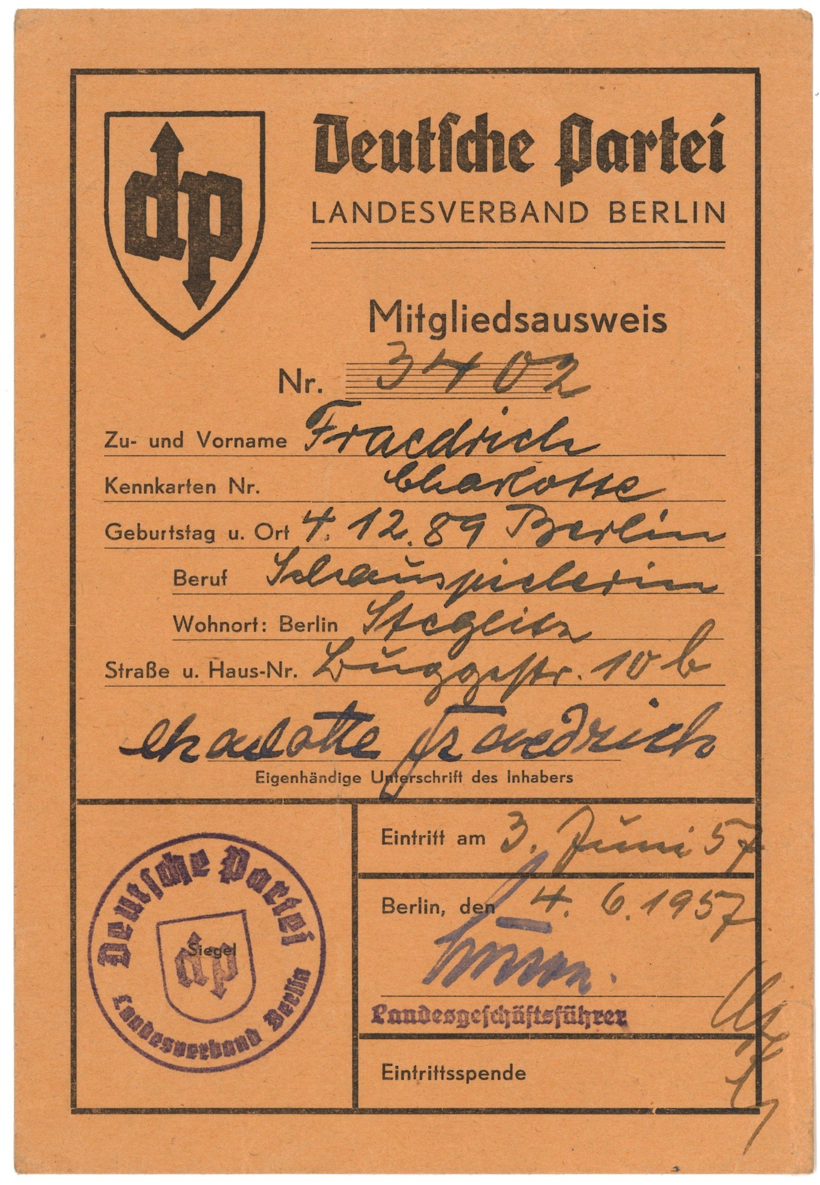 Mitgliedskarte der Deutschen Partei, Landesverband Berlin, für die Schauspielerin Charlotte Fraedrich 1957–1958 (Landesgeschichtliche Vereinigung für die Mark Brandenburg e.V., Archiv CC BY)