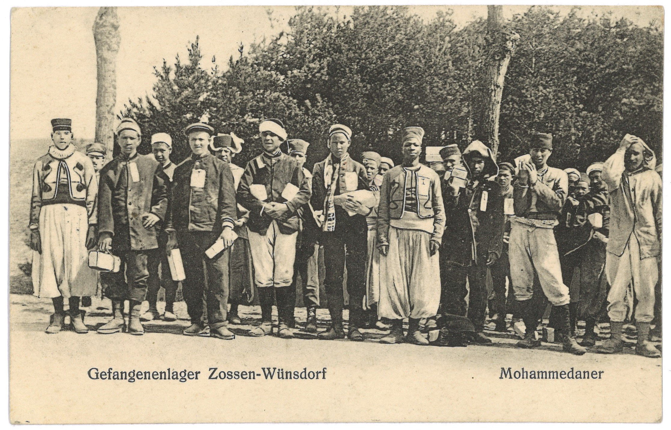 Wünsdorf: Kriegsgefangenenlager ("Halbmondlager"), Gruppenbild (Landesgeschichtliche Vereinigung für die Mark Brandenburg e.V., Archiv CC BY)