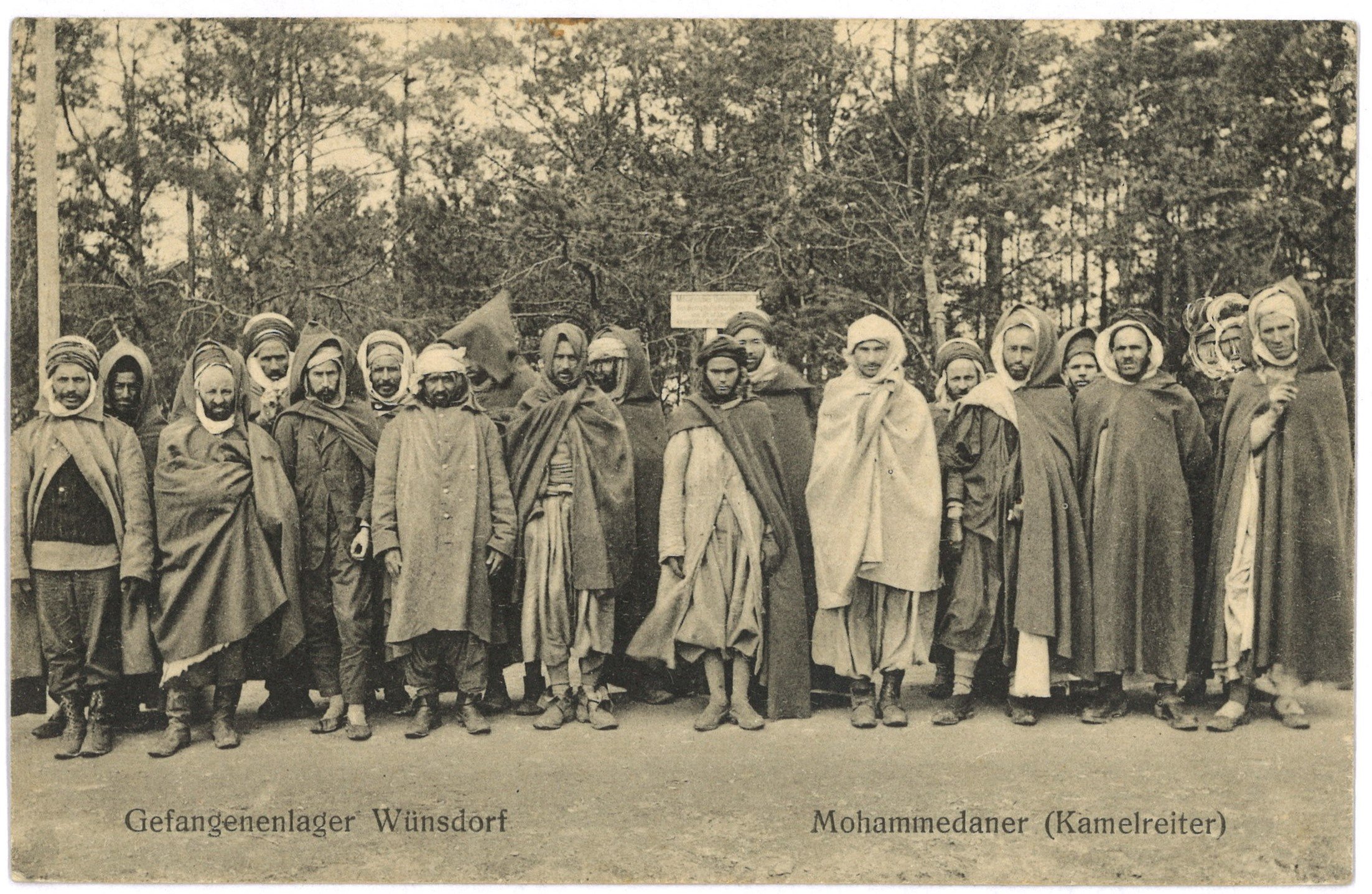 Wünsdorf: Kriegsgefangenenlager ("Halbmondlager"), Gruppenbild (Landesgeschichtliche Vereinigung für die Mark Brandenburg e.V., Archiv CC BY)