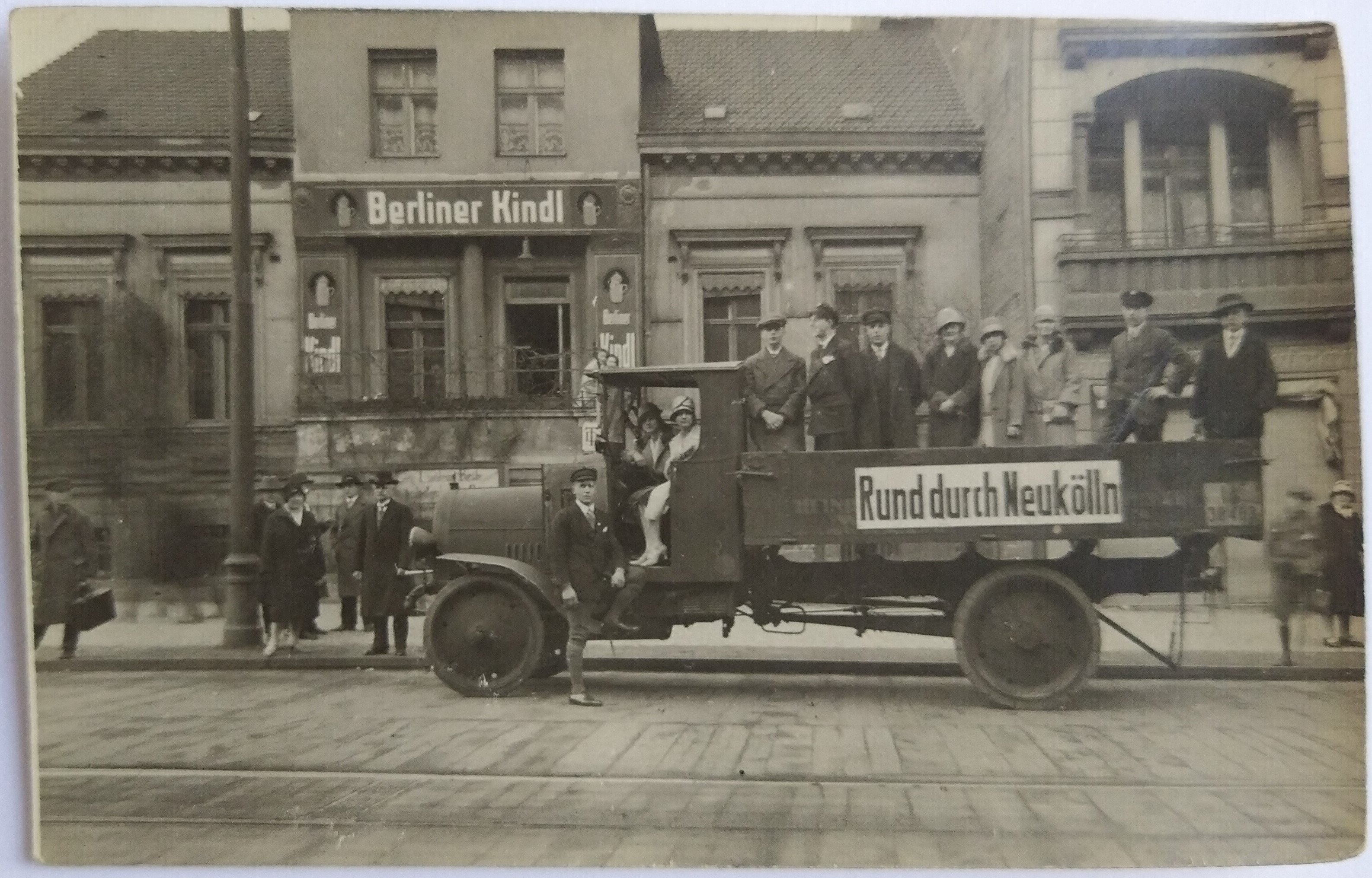 Berlin-Neukölln: Busrundfahrt für Touristen um 1925 (Landesgeschichtliche Vereinigung für die Mark Brandenburg e.V. CC BY)