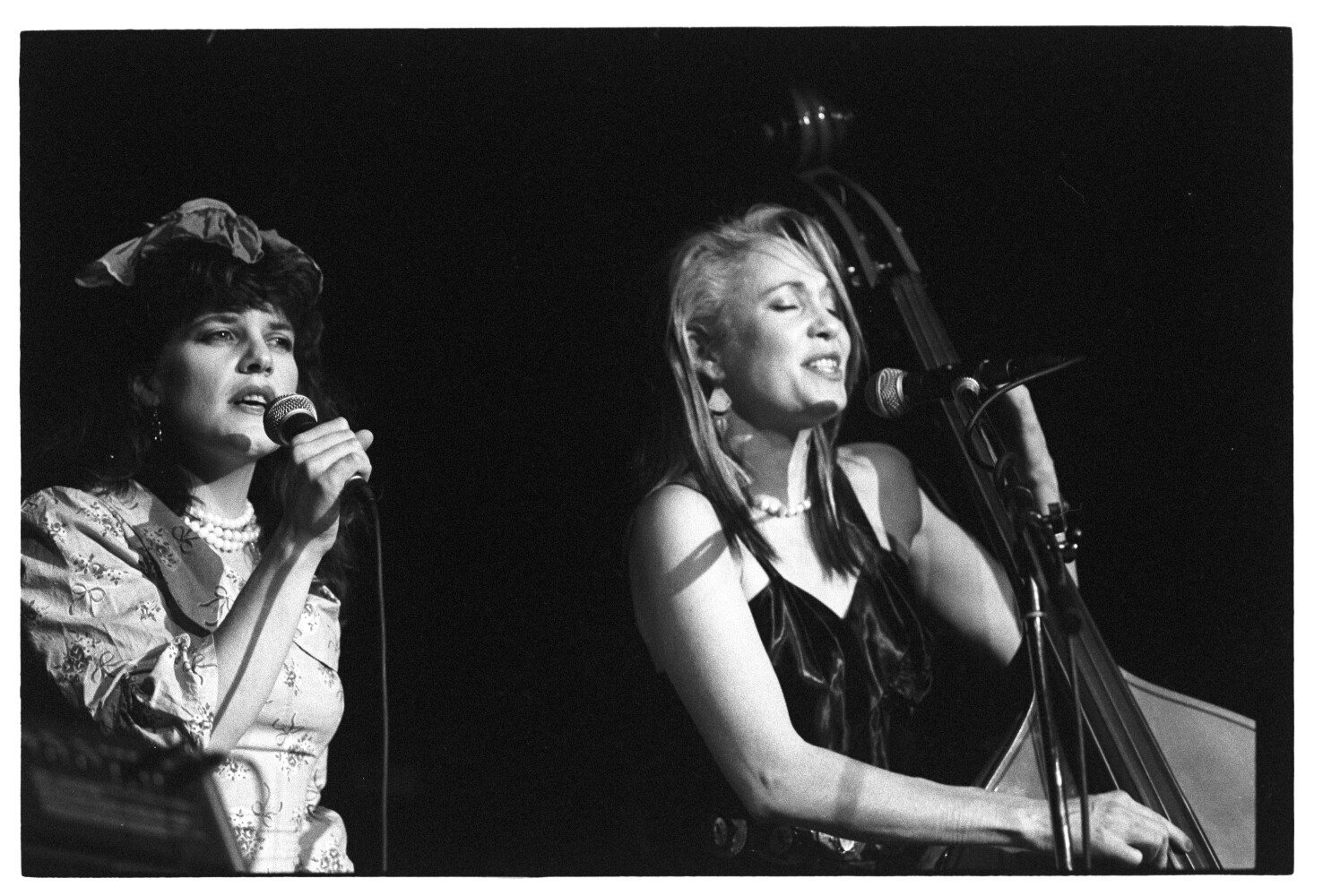 The Hesitations (Female Folk-Duo) 22.08.1986 I N 3 (Rita Maier / Schwules Museum Berlin RR-P)