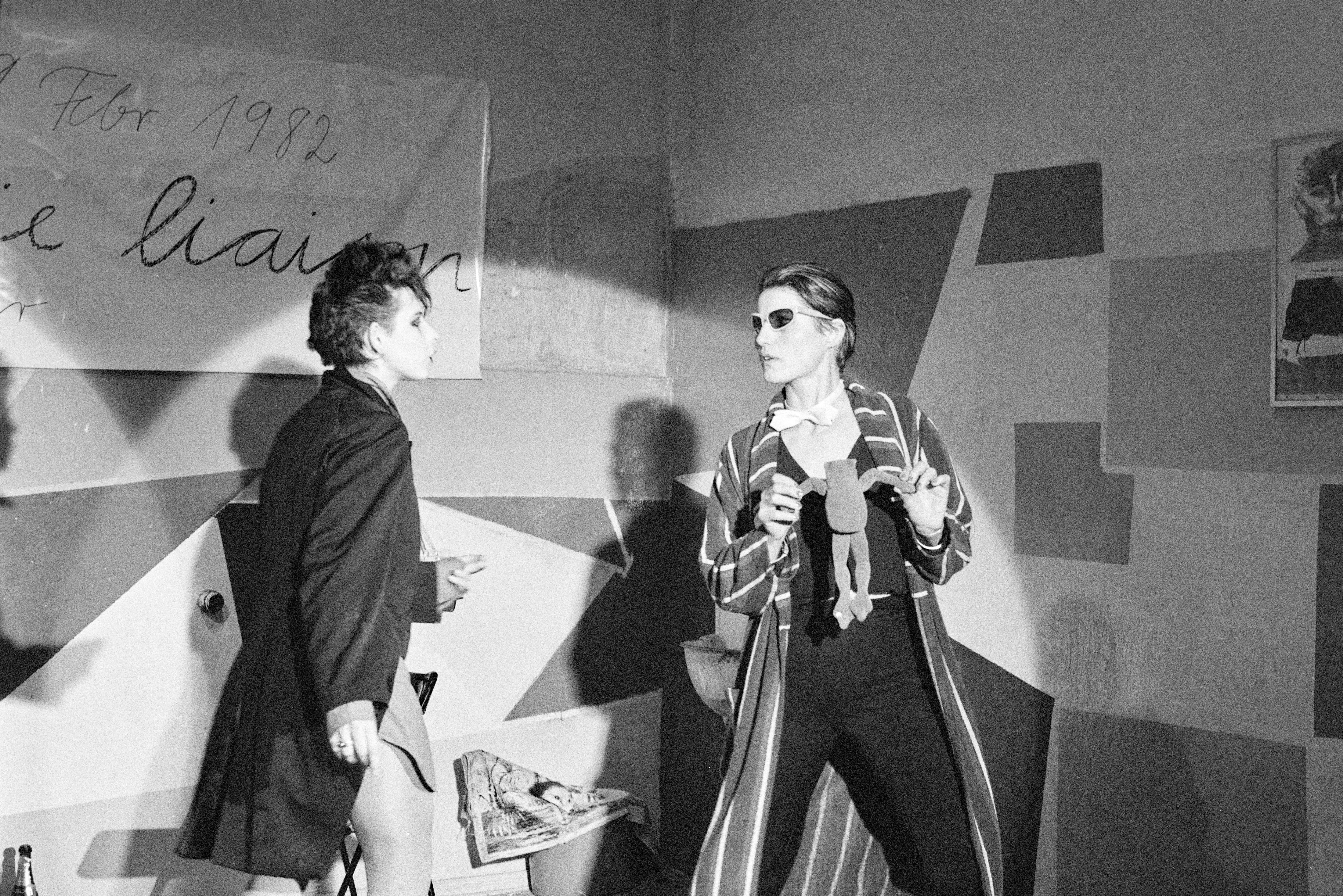 Performance "Die Liaison" von Martina Siebert und Ursula Bierther im Pelze 1982 K1 N2 (2023-09-18) (Schwules Museum RR-F)