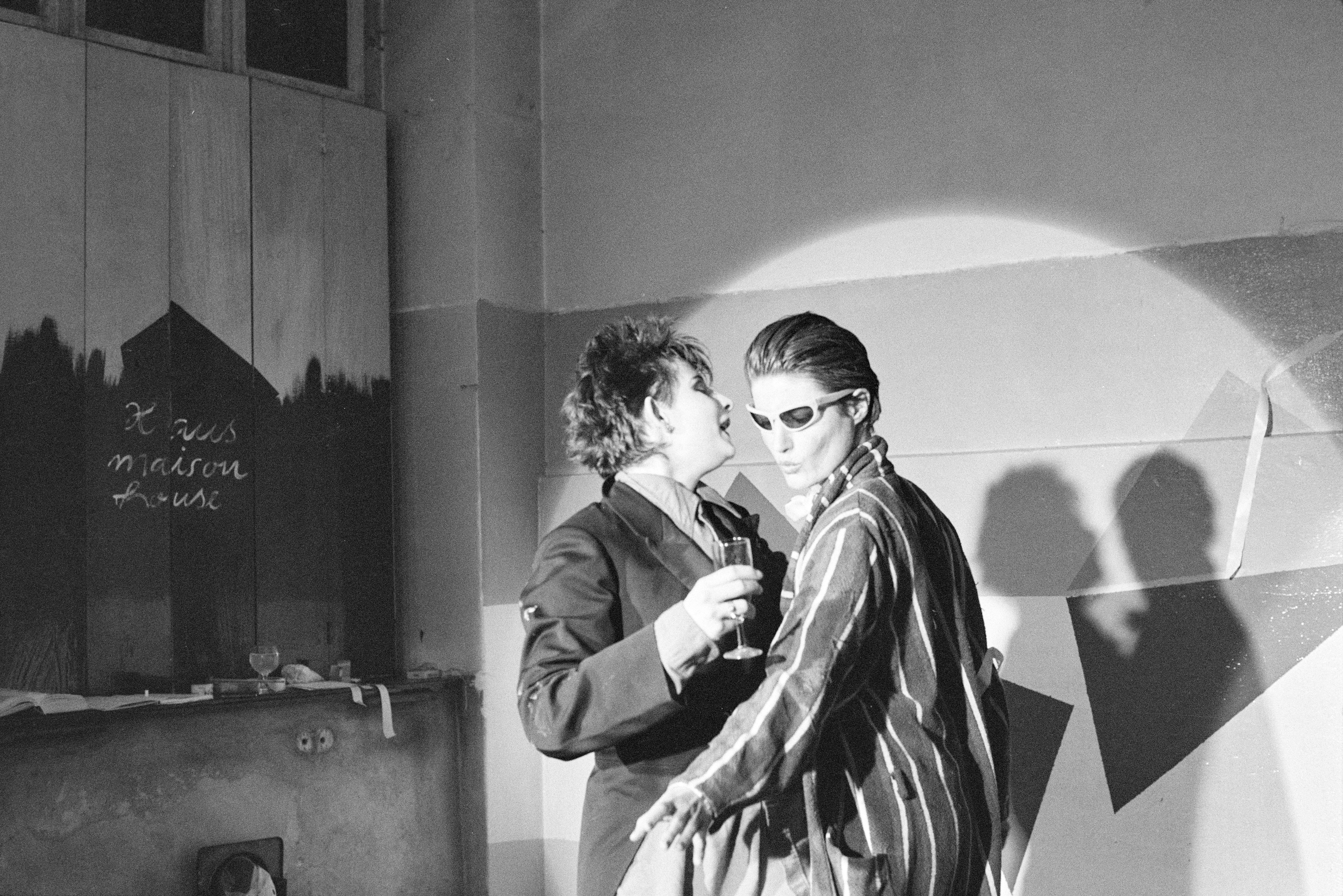 Performance "Die Liaison" von Martina Siebert und Ursula Bierther im Pelze 1982 K2 N2 (2023-09-18) (Schwules Museum RR-F)