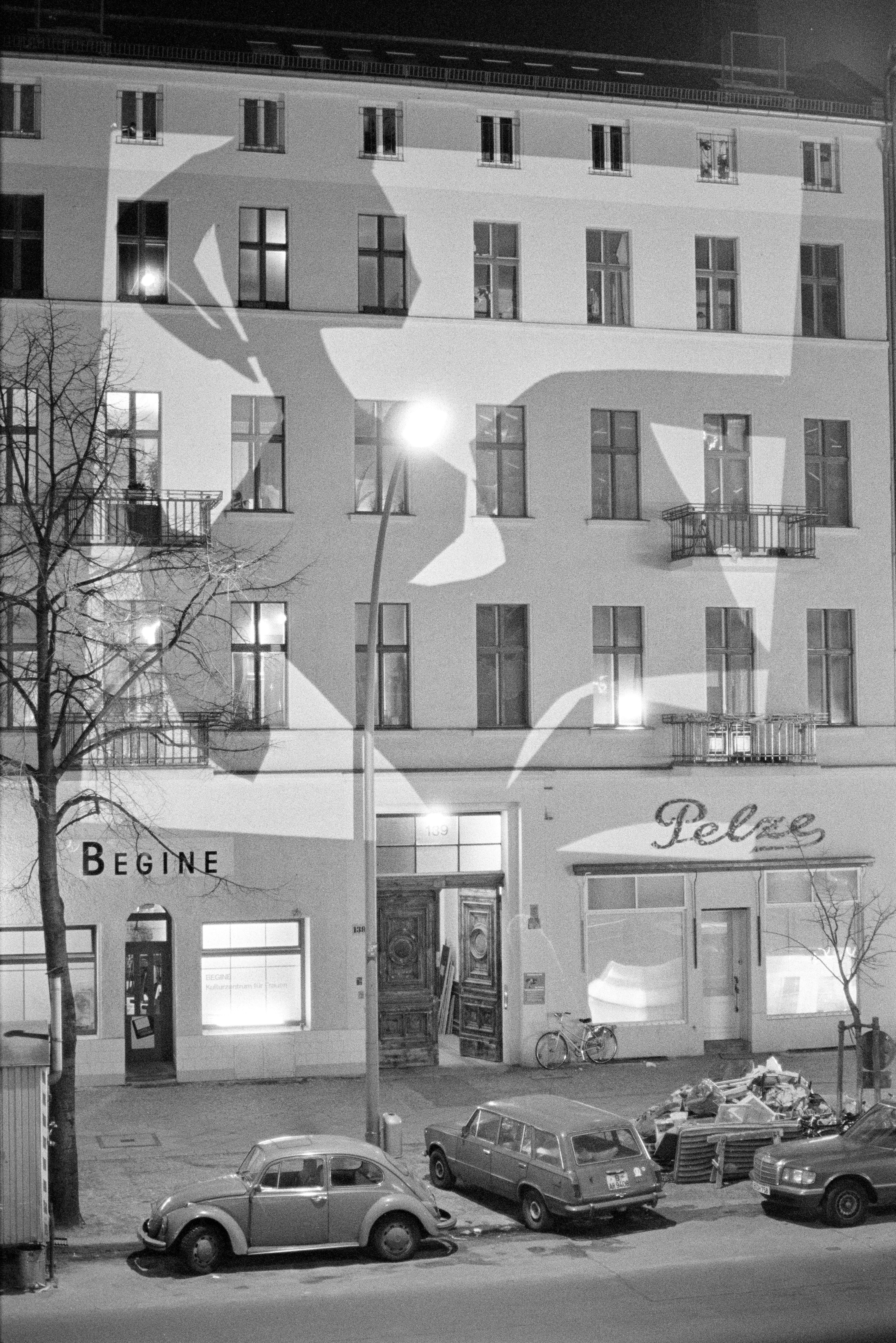 Pelze und Begine Projektionskunst "Berlin wird helle" 1987 K1 N8 (2023-09-18) (Schwules Museum RR-F)