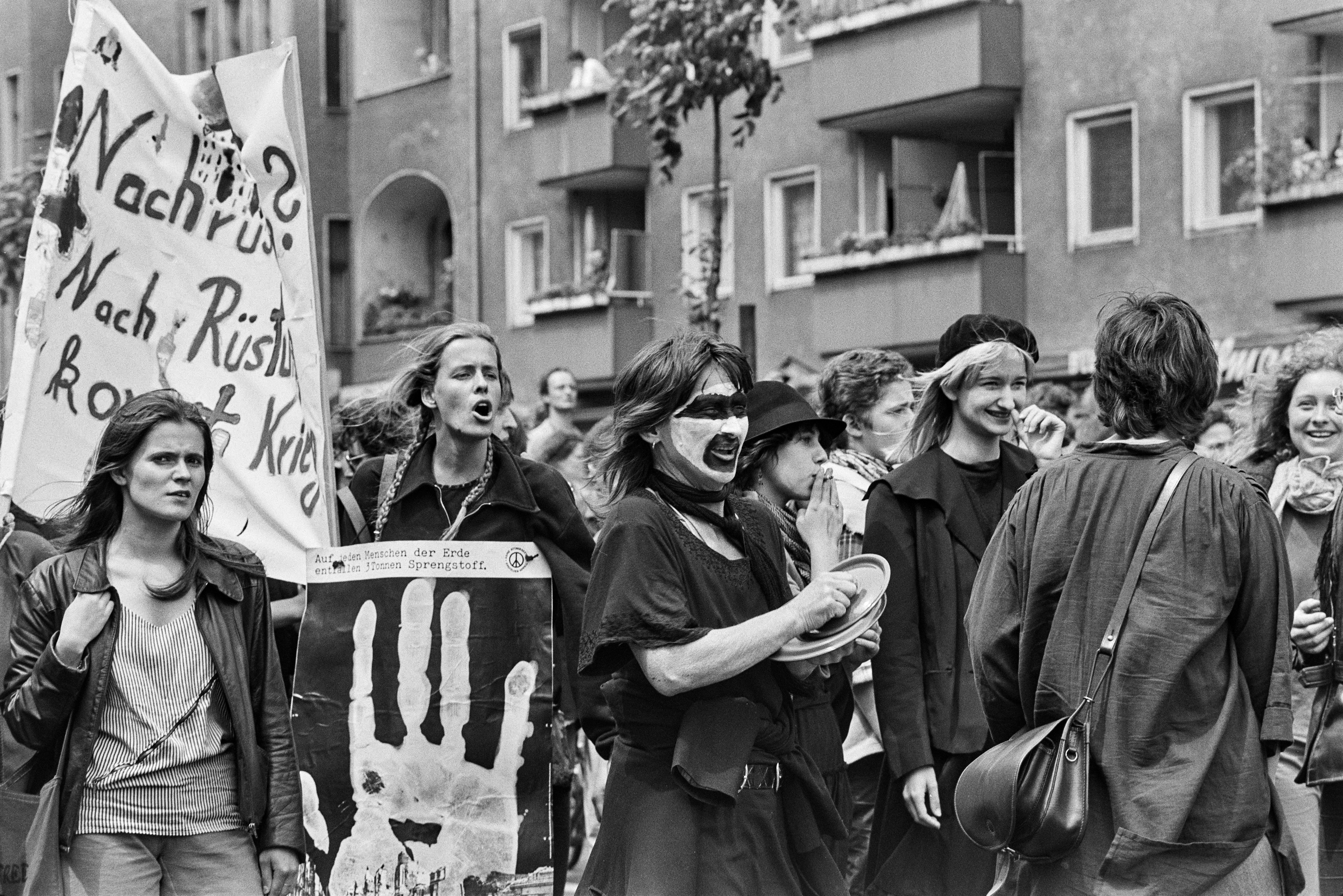 Demonstration gegen Ronald Reagans Besuch in Berlin 1982 K1 N12 (2023-09-18) (Schwules Museum CC BY)