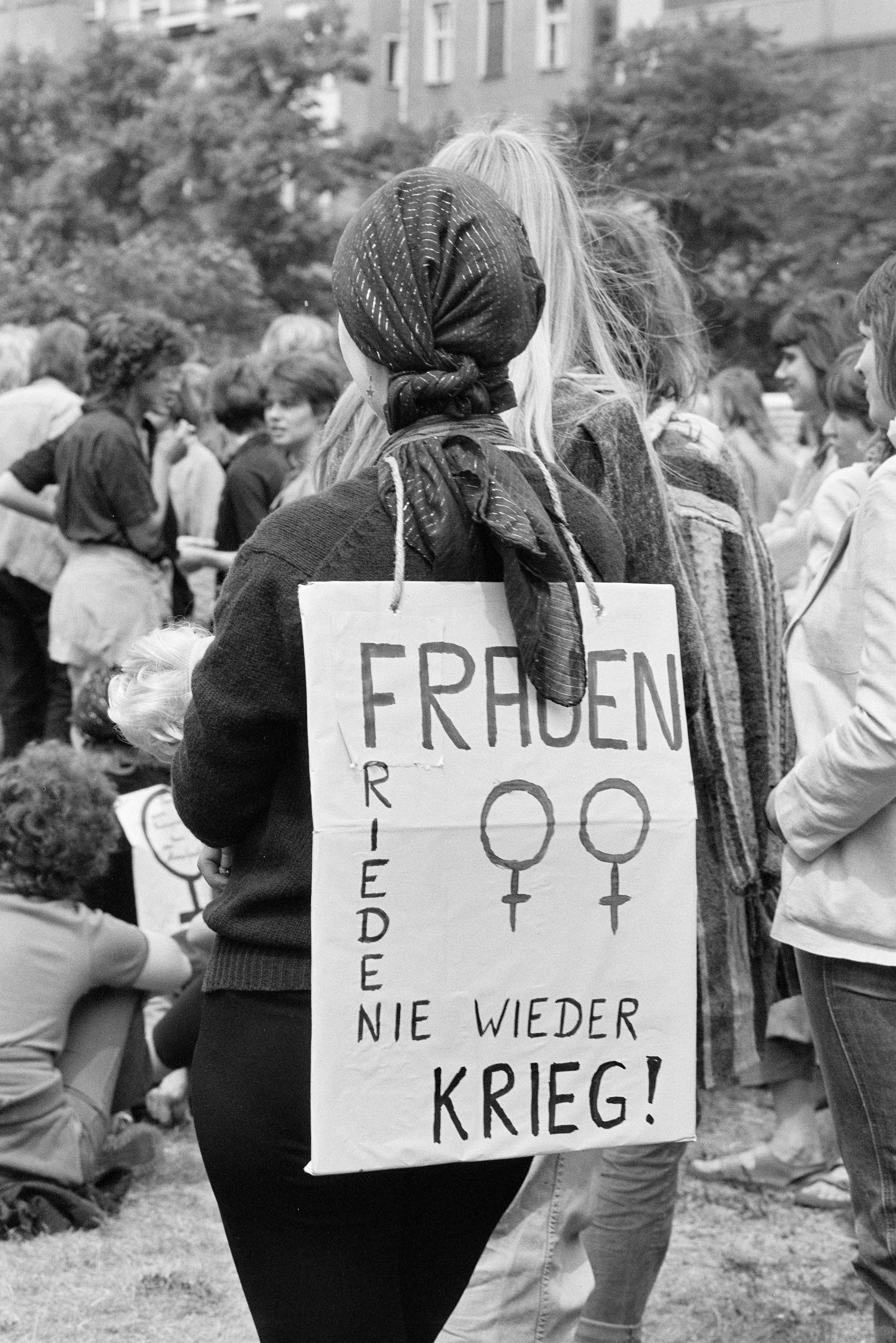 Demonstration gegen Ronald Reagans Besuch in Berlin 1982 K2 N3 (2023-09-18) (Schwules Museum CC BY)