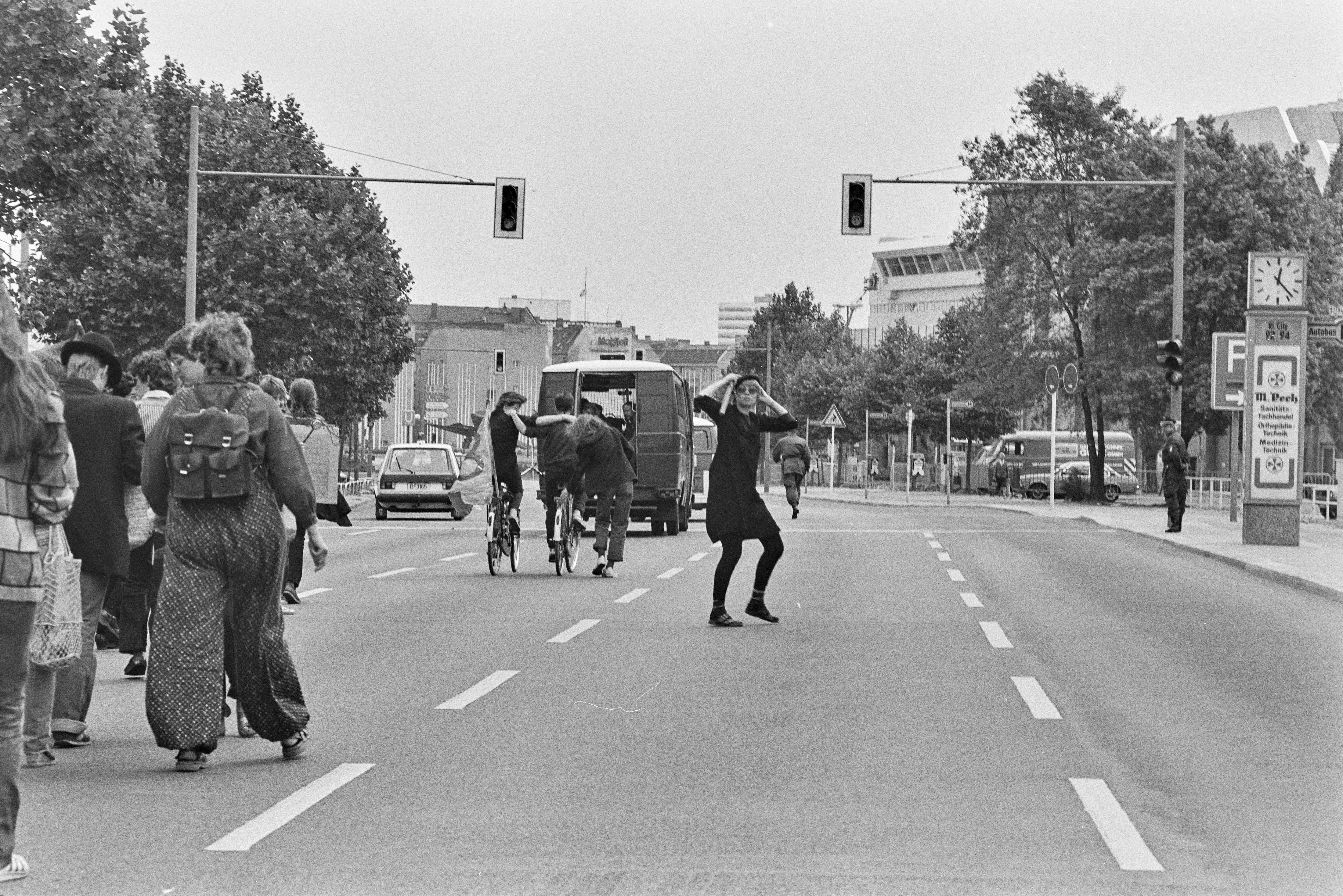 Demonstration gegen Ronald Reagans Besuch in Berlin 1982 K2 N13 (2023-09-18) (Schwules Museum RR-F)