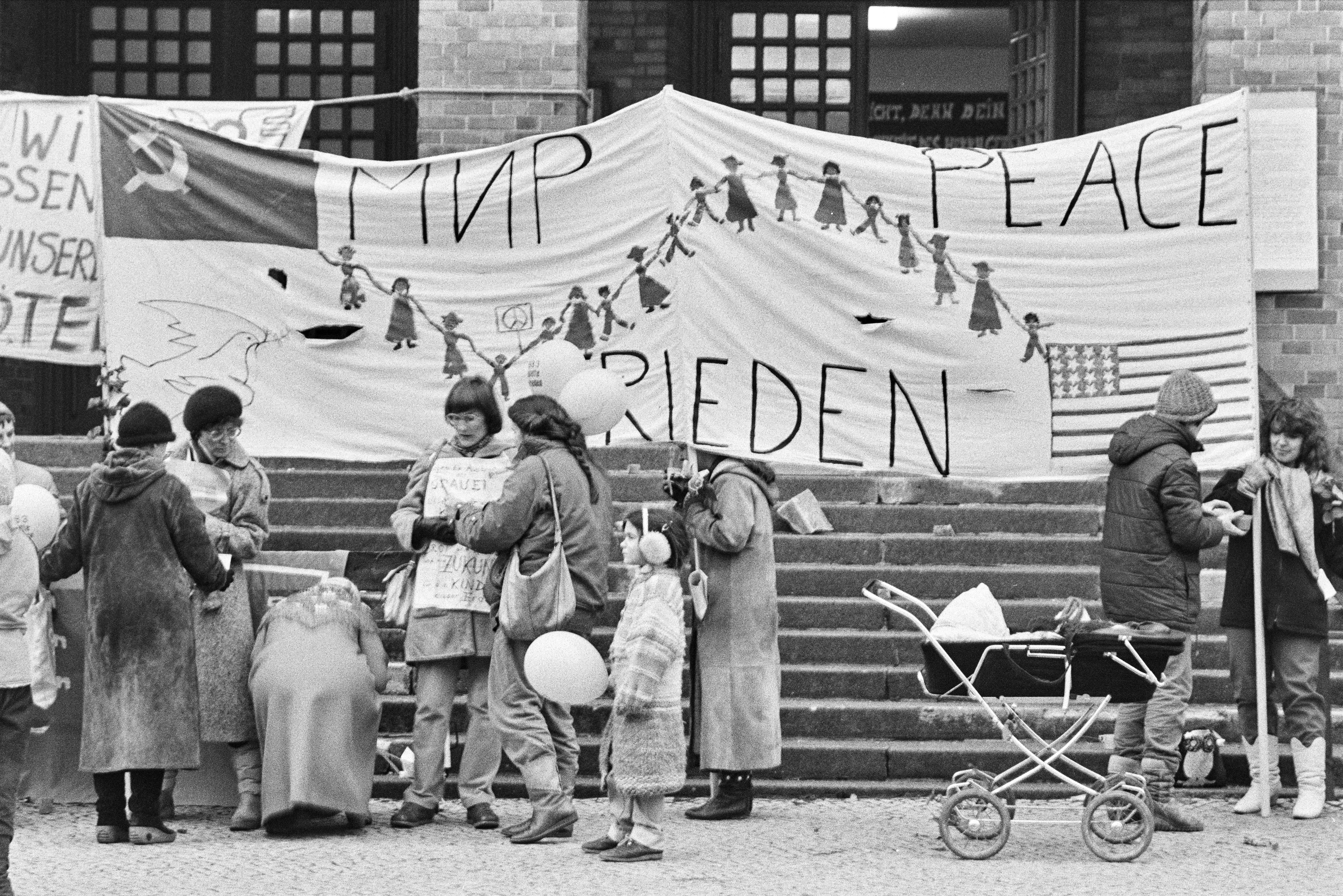Demonstration zum Internationalen Frauentag (Frauen für den Frieden) 1983 K1 N8 (2023-09-18) (Schwules Museum RR-F)