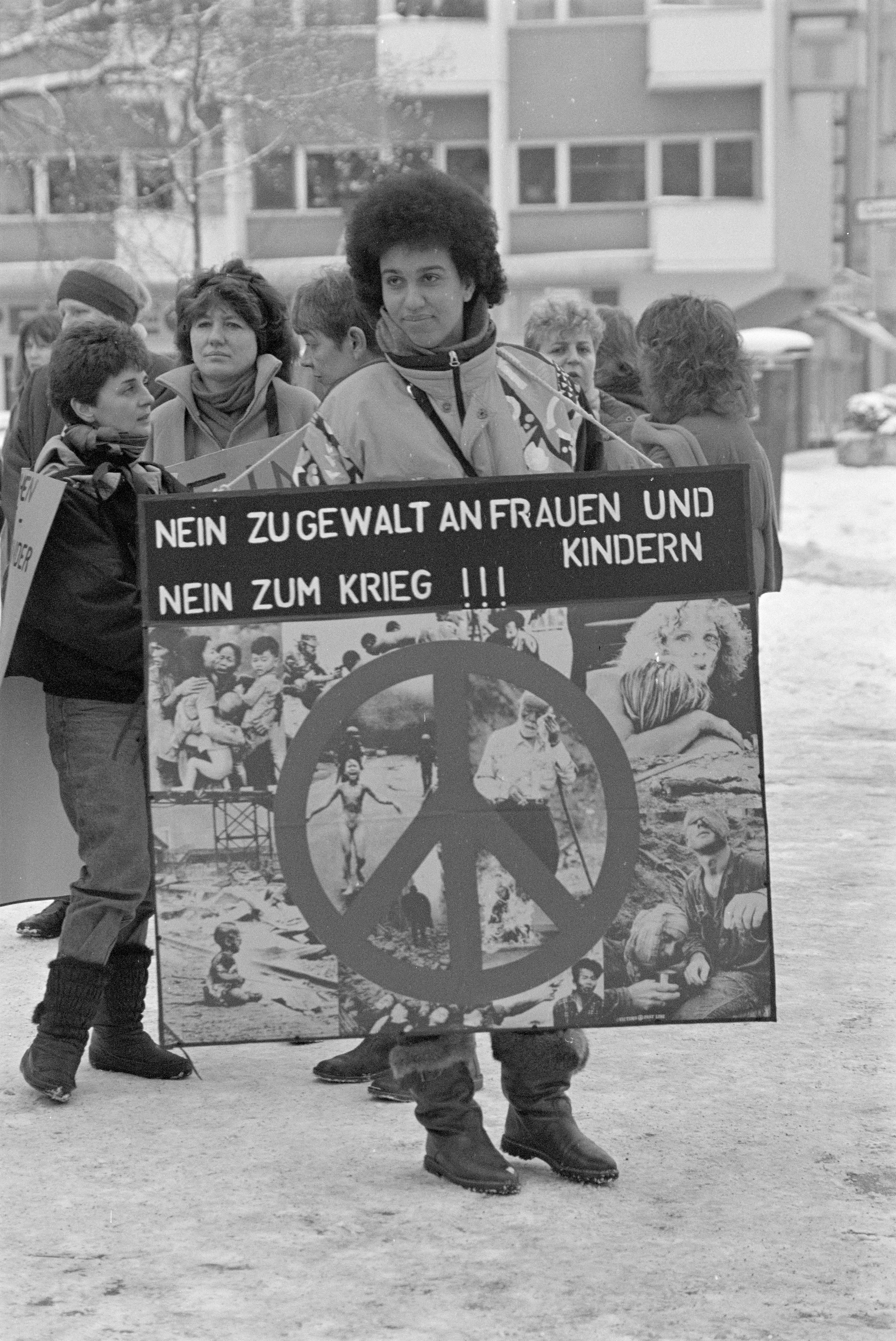 Frauendemonstration gegen Golfkrieg 1991 K2 N4 (2023-09-18) (Schwules Museum RR-F)