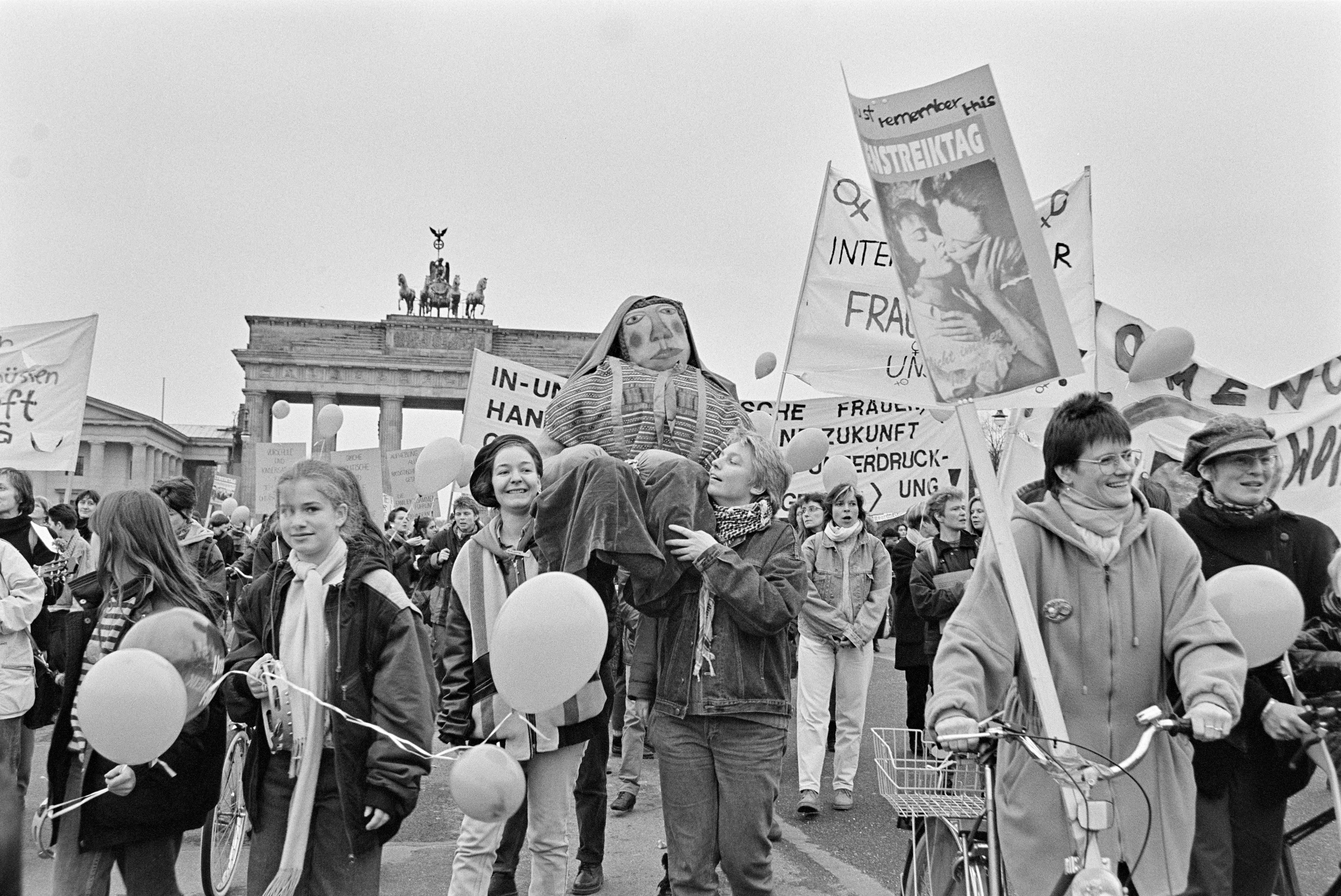 Frauenstreiktag 1994 K2 N3 (2023-09-18) (Schwules Museum RR-F)