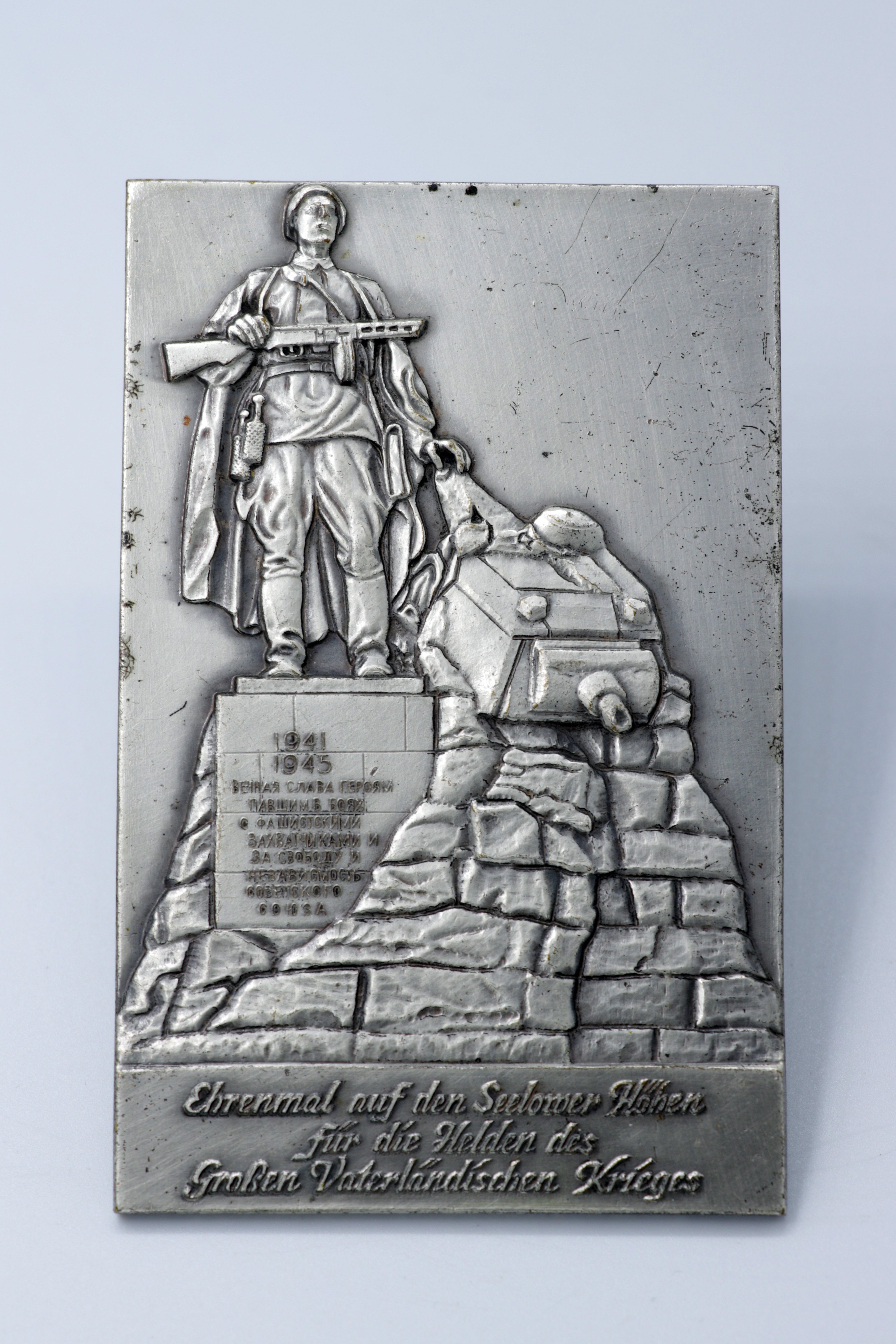 kleine Gedenktafel mit Relief Rotarmist, Seelower Höhen, vermutlich DDR (Museum Berlin-Karlshorst CC BY-NC-SA)