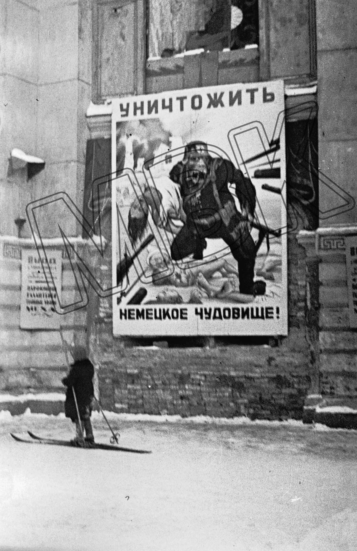 Propagandaplakat am Newskij Prospekt, Leningrad, Winter 1941/1942 (Museum Berlin-Karlshorst RR-P)