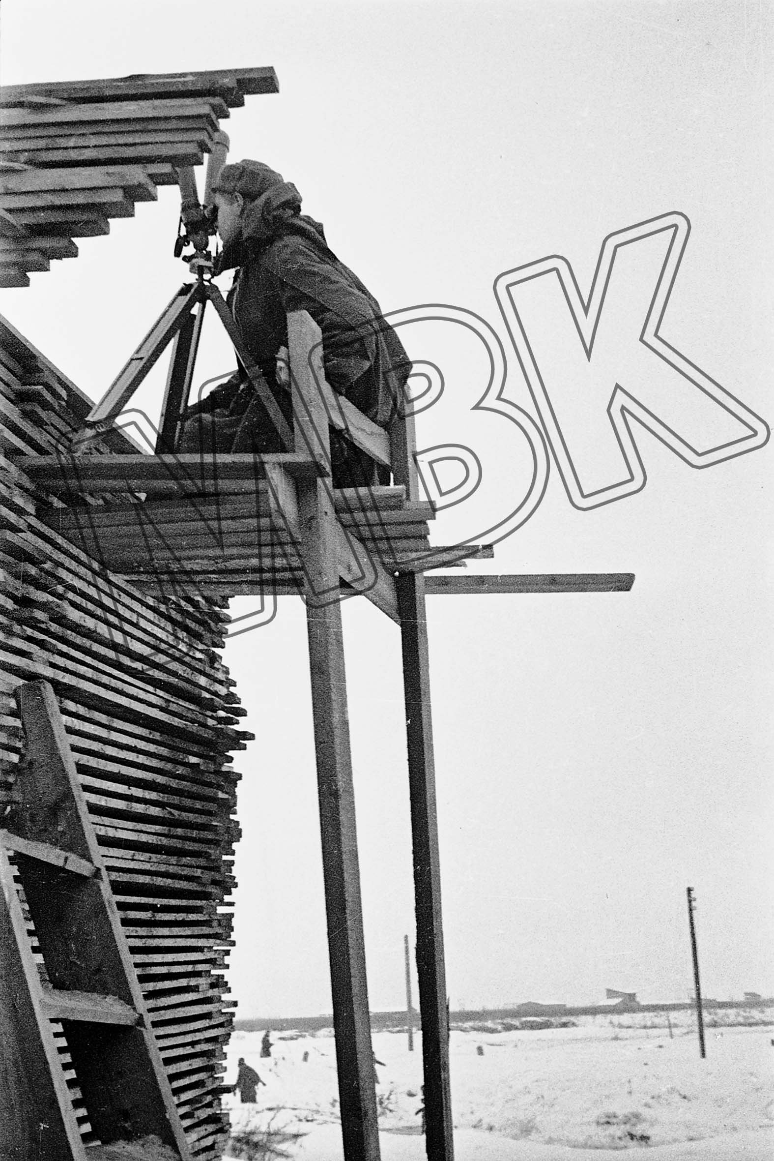 Sowjetischer Soldat auf Beobachtungsposten, vermutlich bei Newski Pjatatschok, Leningrader Gebiet, Winter 1941/42 (Museum Berlin-Karlshorst RR-P)