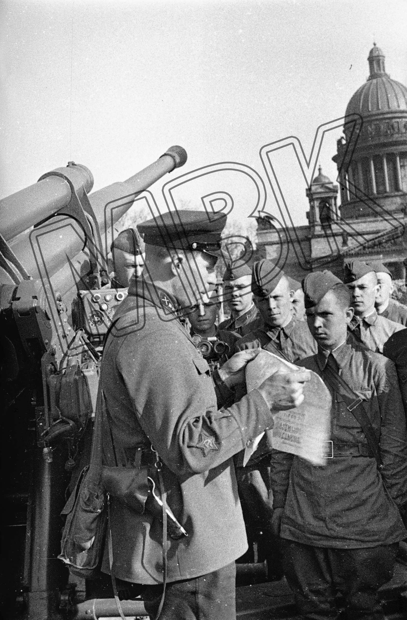 Kommandeur der Roten Armee gibt den Überfall der Wehrmacht auf die Sowjetunion bekannt, Leningrad, 22. Juni 1941 (Museum Berlin-Karlshorst RR-P)