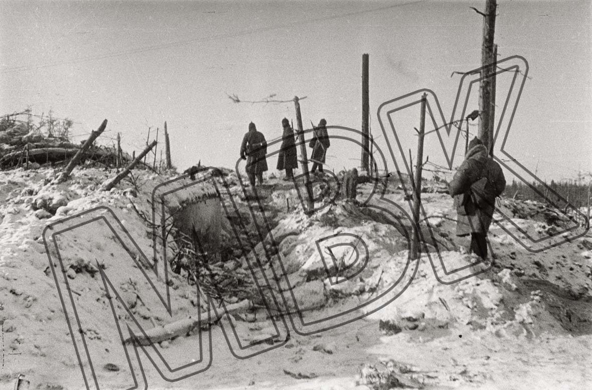 Soldaten der Roten Armee an einem Schützengraben der Mannerheim-Linie, Winterkrieg, 1939/40 (Museum Berlin-Karlshorst RR-P)