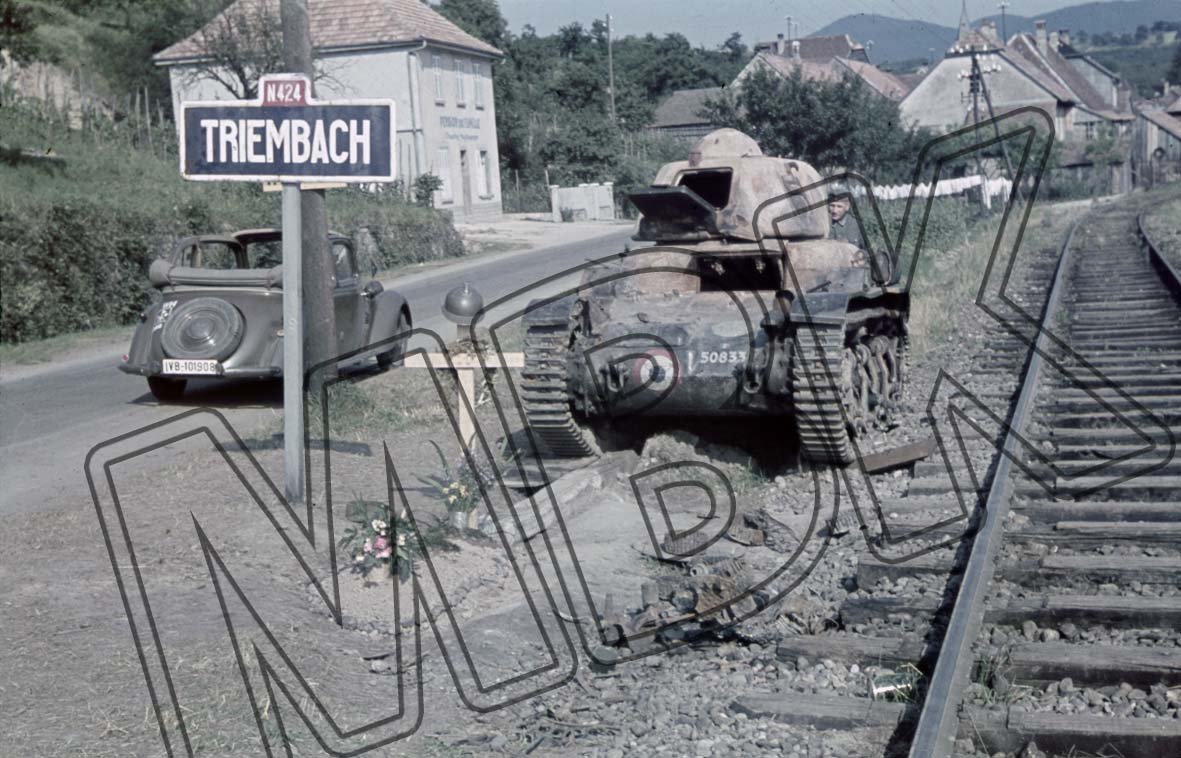 Fotografie: Französischer Panzer und Grab eines französischen Soldaten an einer Bahnstrecke bei Triembach, Frankreich, Juli 1940 (Museum Berlin-Karlshorst RR-P)