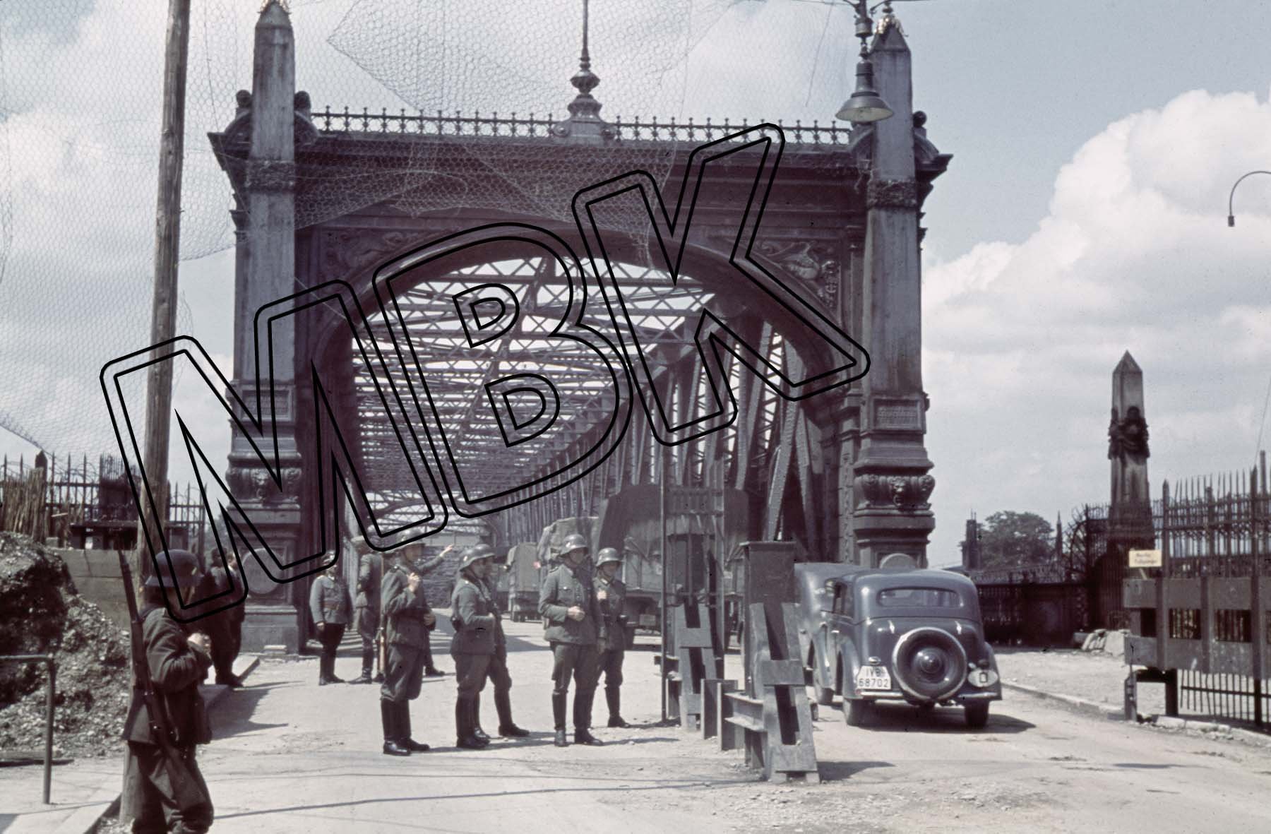 Fotografie: Beschädigte Rhein-Brücke zwischen Kehl und Straßburg, Frankreich, Juli 1940 (Museum Berlin-Karlshorst RR-P)