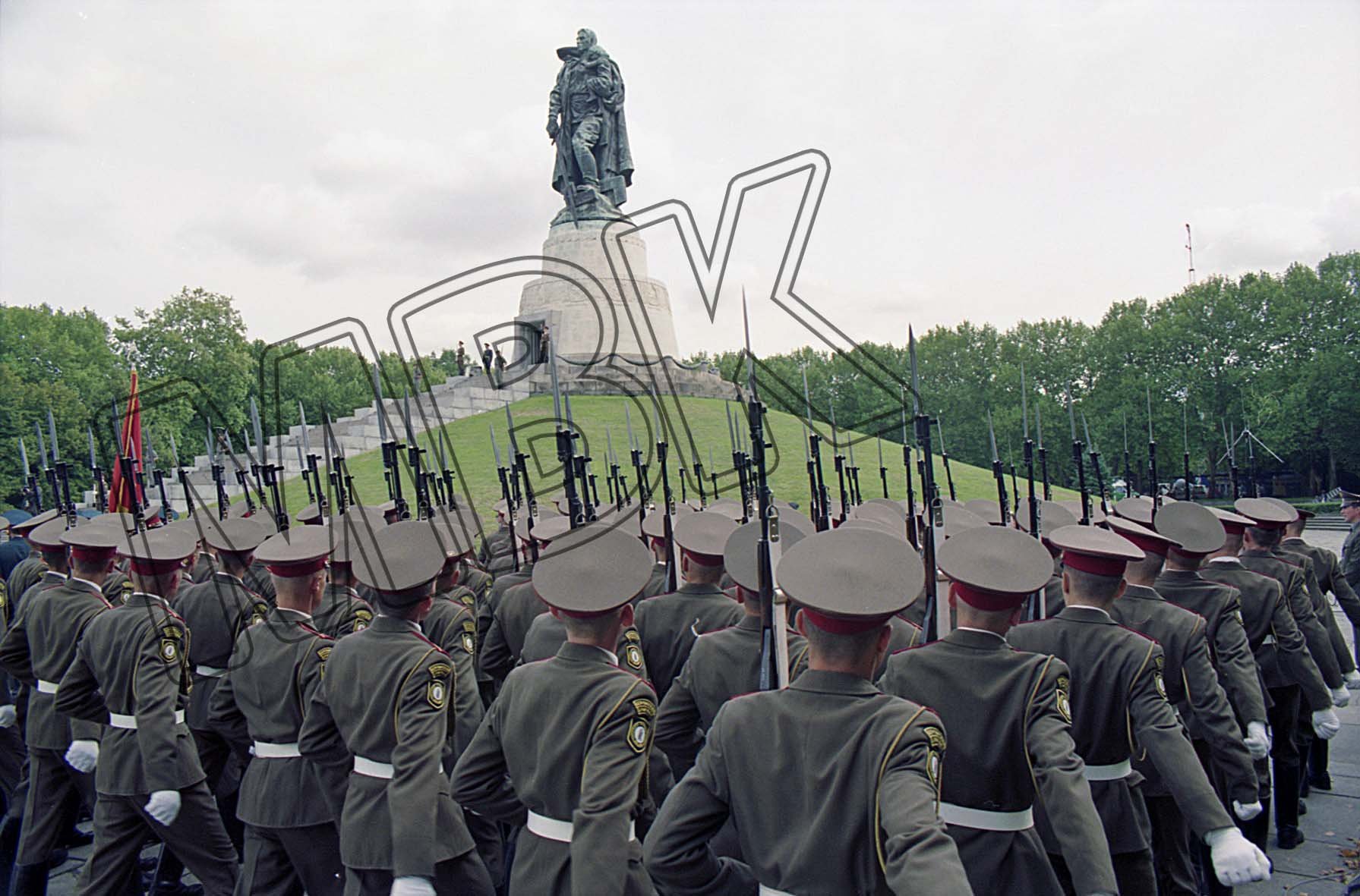 Ehrenformation der Berlin-Brigade bei der Verabschiedung der WGT am sowjetischen Ehrenmal im Treptower Park, Berlin, 31. August 1994 (Museum Berlin-Karlshorst RR-P)