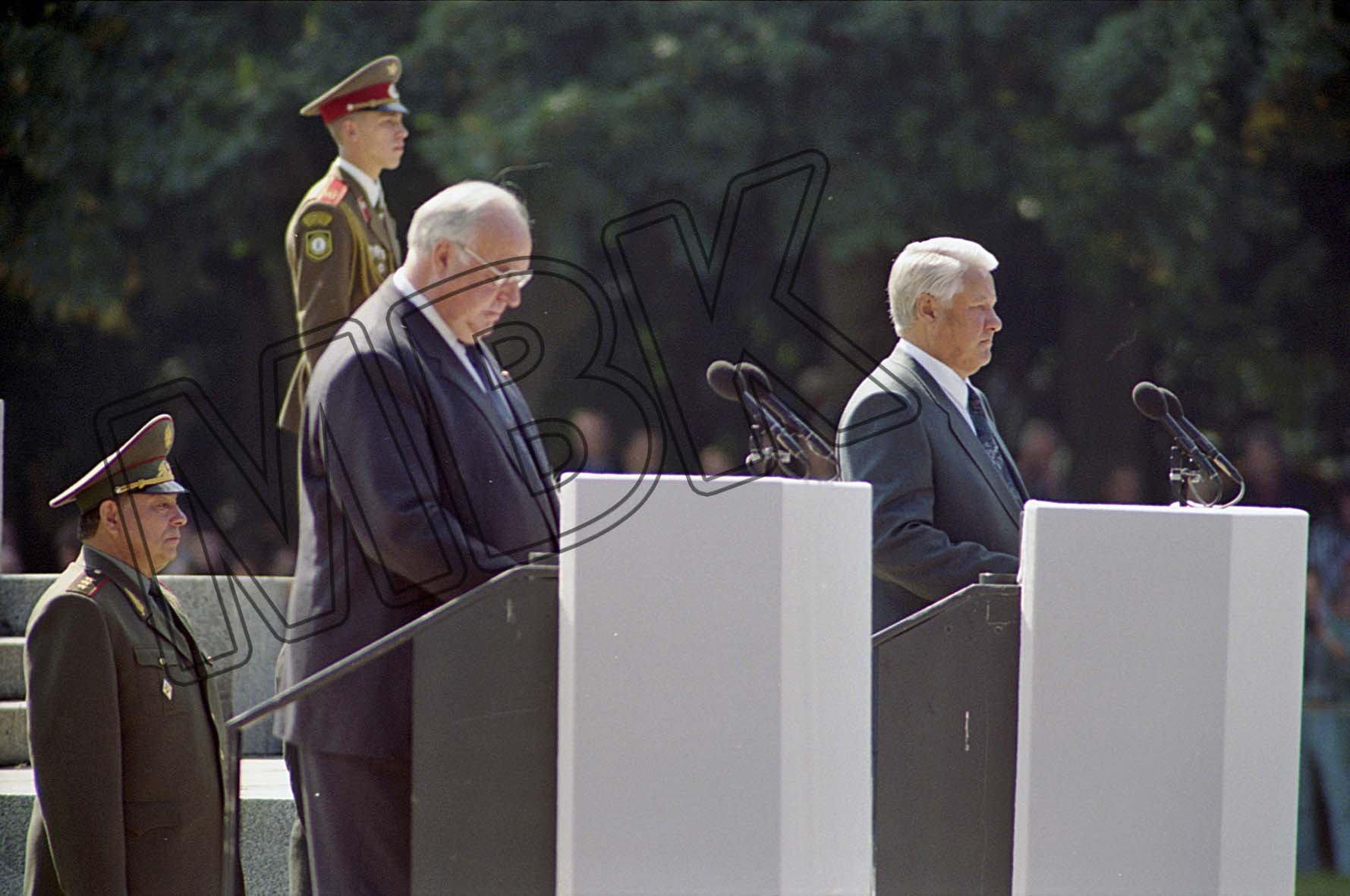 Bundeskanzler Kohl und Präsident Jelzin bei der Verabschiedung der WGT im Treptower Park, Berlin, 31. August 1994 (Museum Berlin-Karlshorst RR-P)