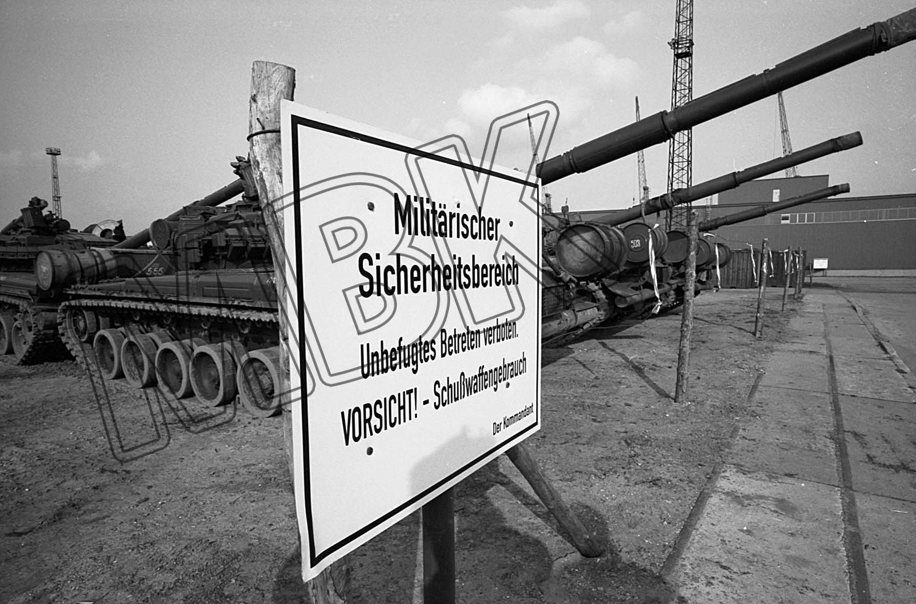 Abtransport von Panzern, Rostock, 26. März 1992 (Museum Berlin-Karlshorst RR-P)