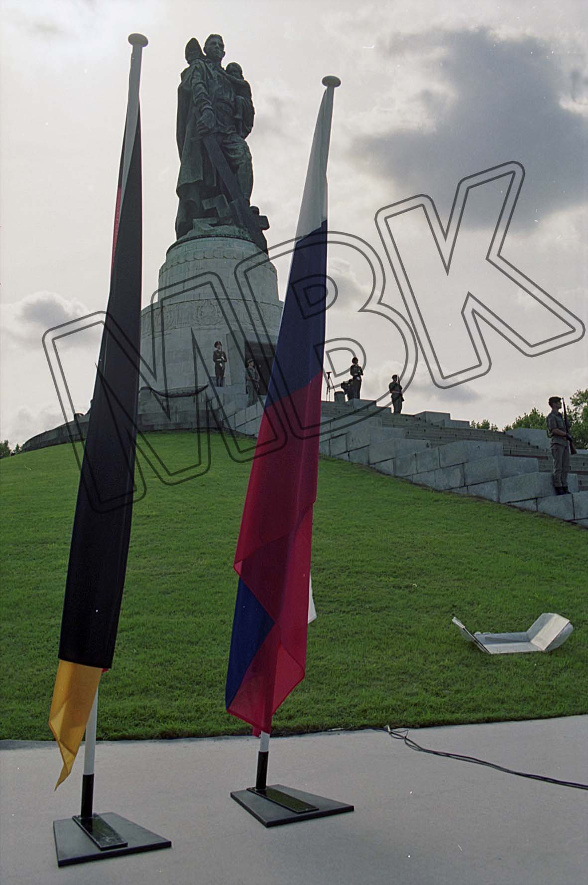 Sowjetisches Ehrenmal im Treptower Park am Tag der Verabschiedung der WGT, 31. August 1994 (Museum Berlin-Karlshorst RR-P)