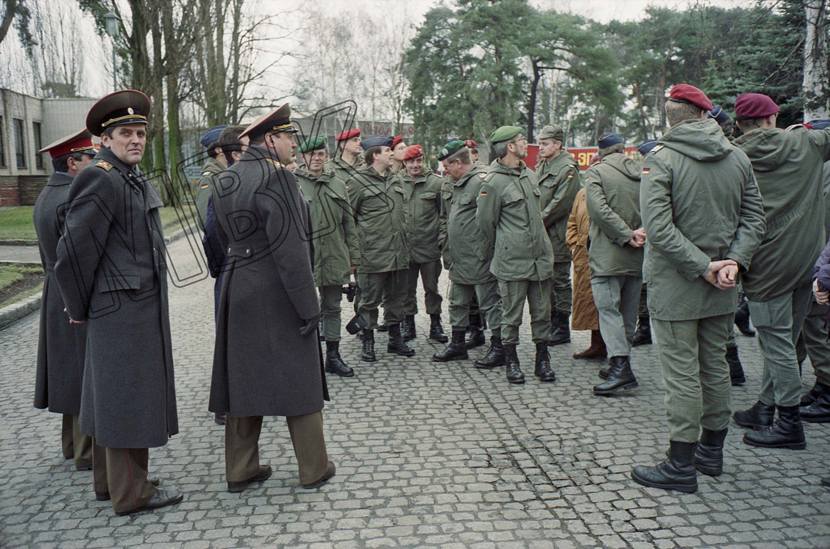 Bundeswehrsoldaten beim Besuch des Panzerreparaturwerks der WGT in Wünsdorf, 26. Januar 1994 (Museum Berlin-Karlshorst RR-P)