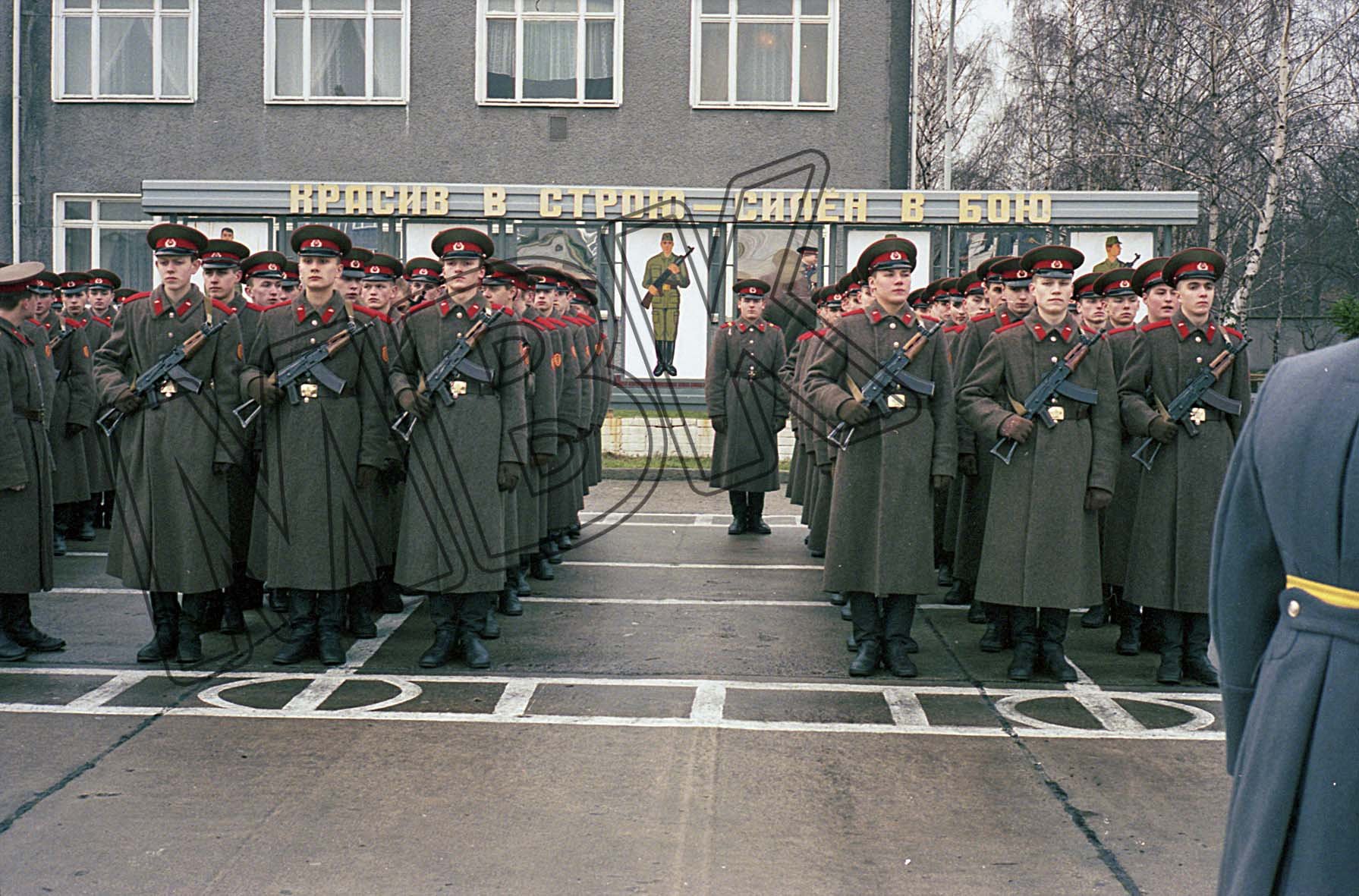 Soldaten der Berlin-Brigade vor der Vereidigung, Berlin-Karlshorst, Dezember 1993 (Museum Berlin-Karlshorst RR-P)