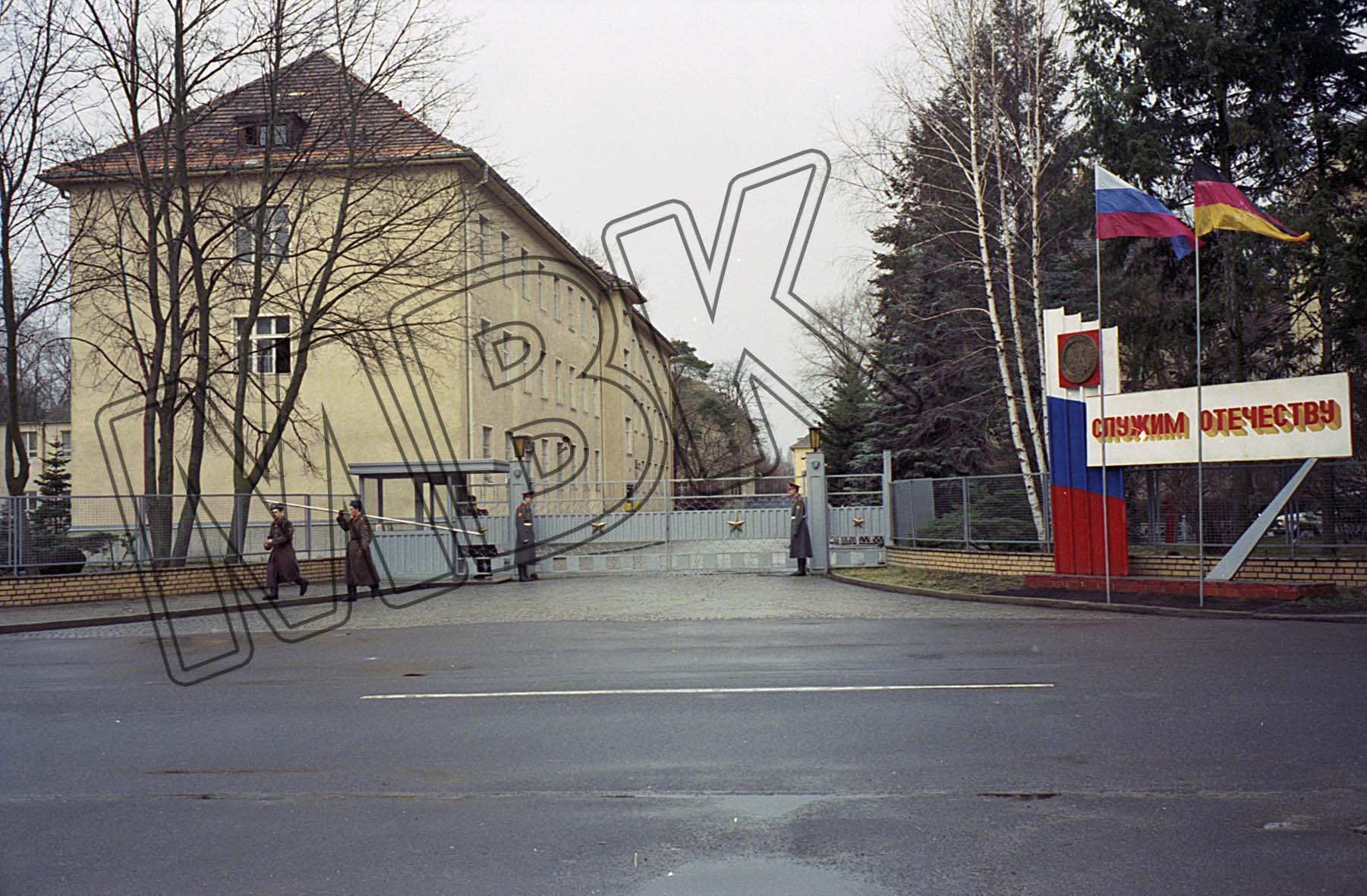 Haupteingang zum Stab der Westgruppe, Wünsdorf, 1994 (Museum Berlin-Karlshorst RR-P)
