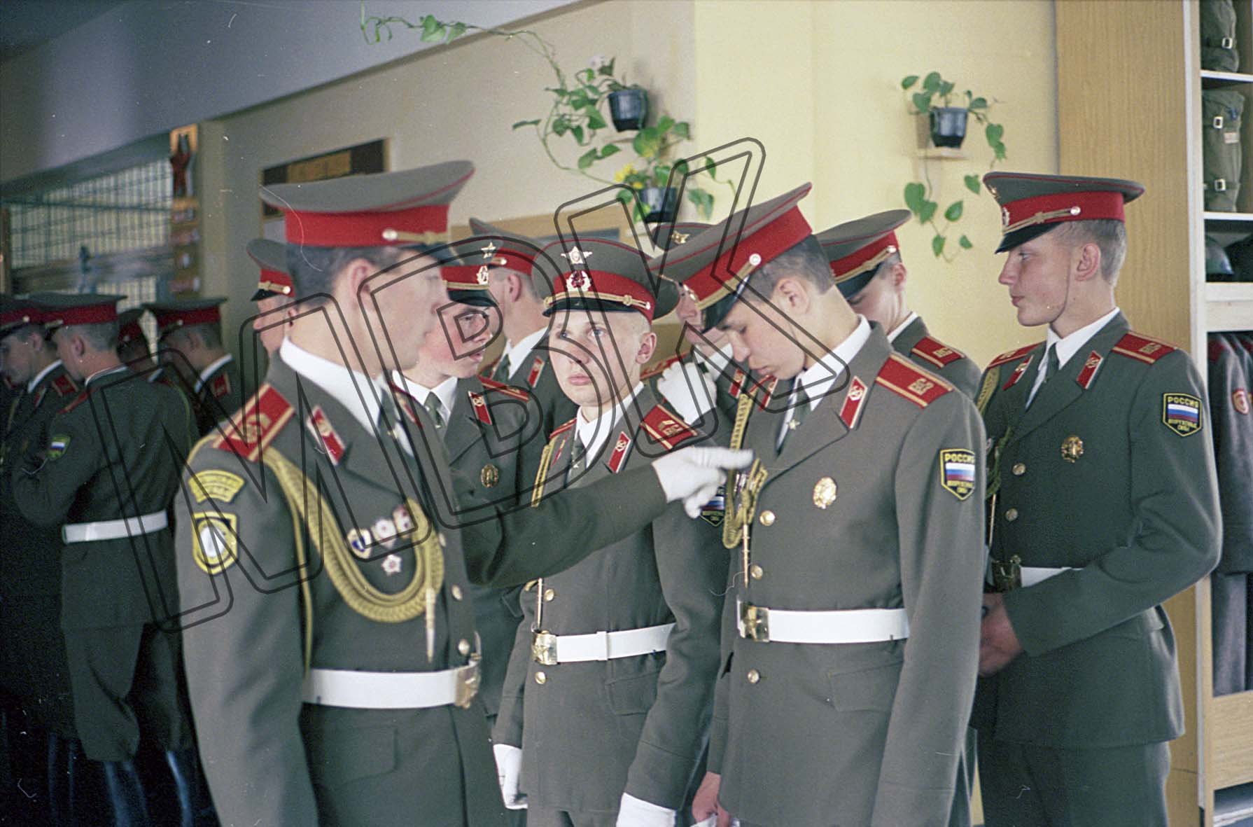 Überprüfung der Paradeuniformen in der Berlin-Brigade, Berlin-Karlshorst, 1994 (Museum Berlin-Karlshorst RR-P)