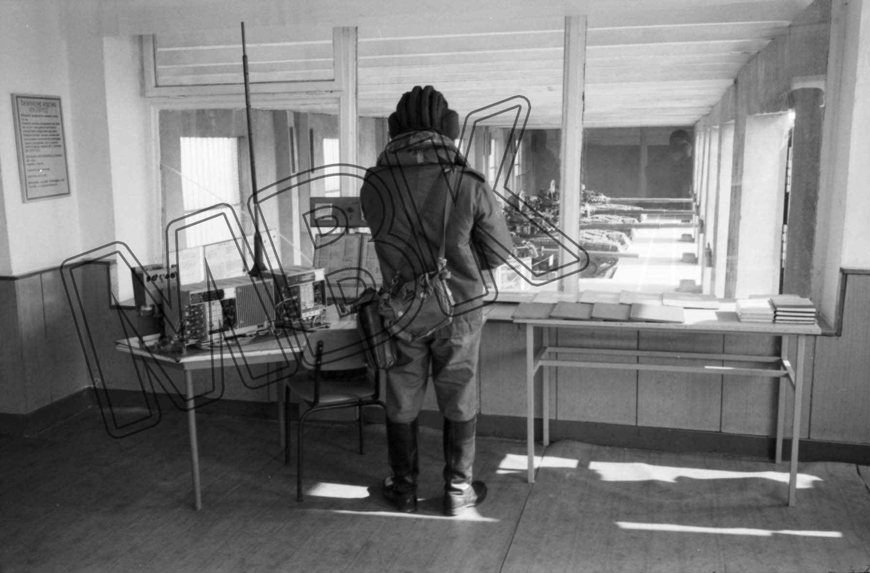 Fotografie: Ausbildung in einer Panzerhalle, Altengrabow, 28. April 1992 (Museum Berlin-Karlshorst RR-P)