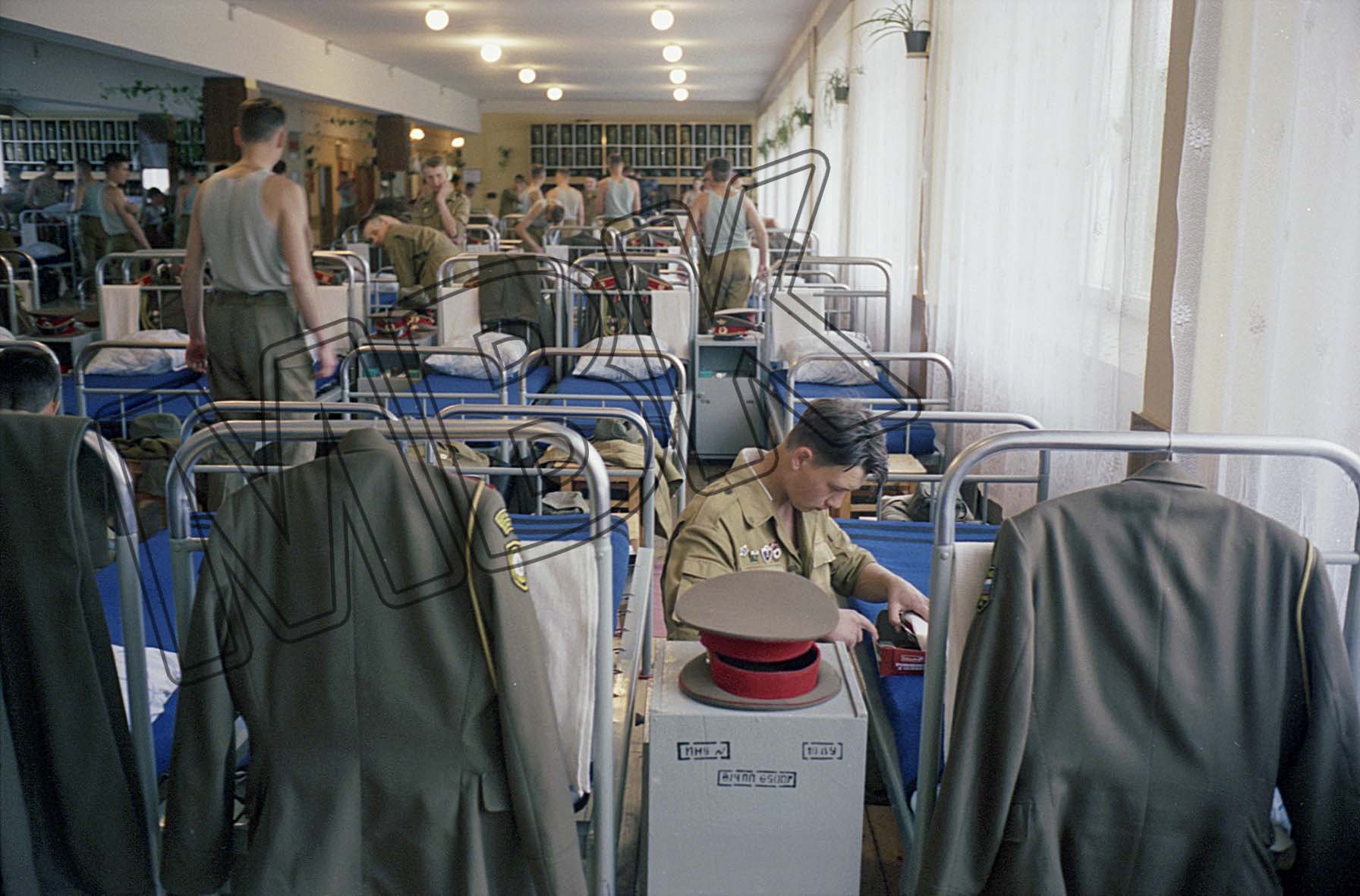 Fotografie: Morgendliches Ankleiden im Schlafsaal der Berlin-Brigade, Berlin-Karlshorst, 1994 (Museum Berlin-Karlshorst RR-P)