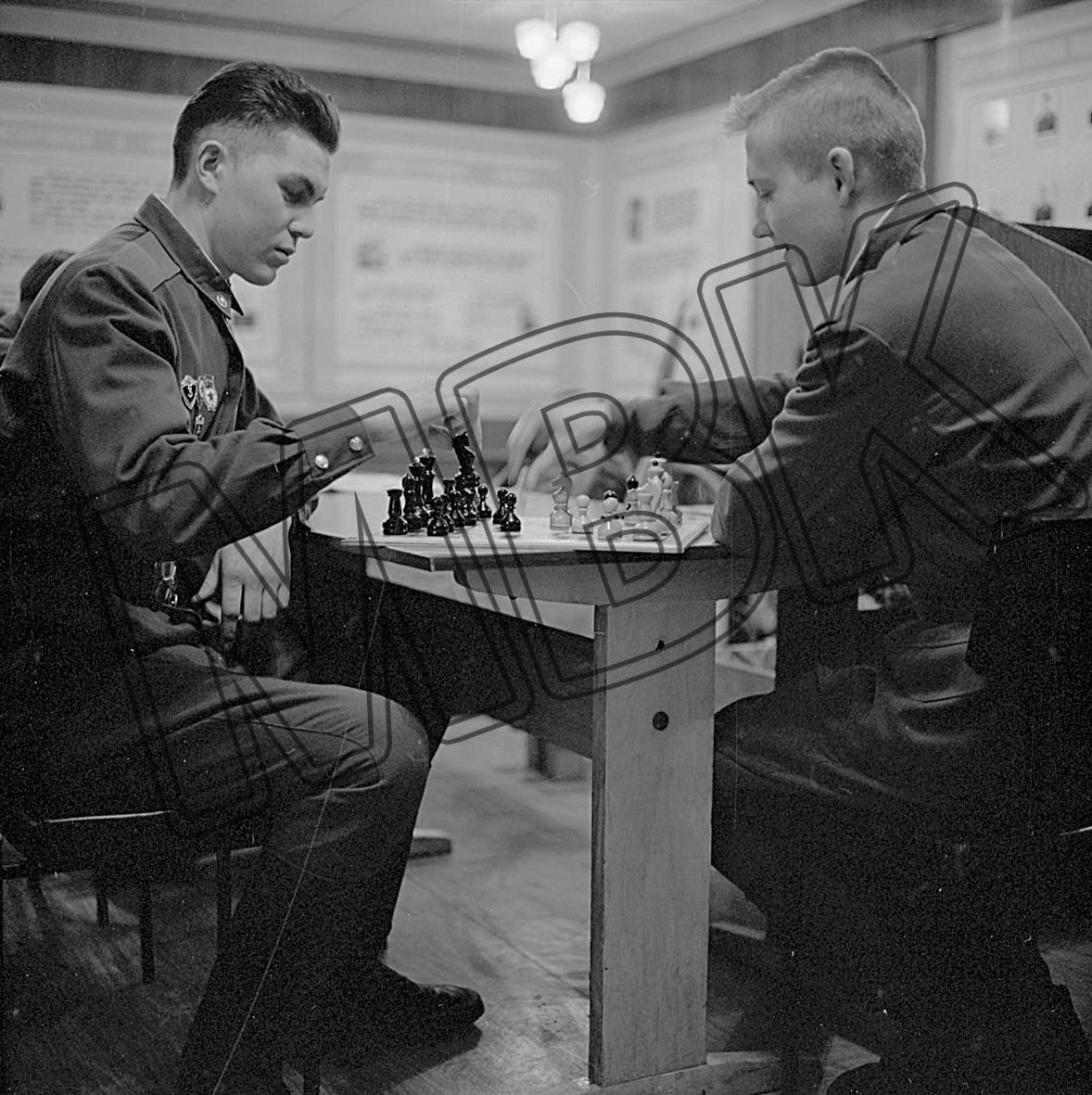Fotografie: Soldaten beim Schachspielen, Berlin-Karlshorst, 27. Januar 1994 (Museum Berlin-Karlshorst RR-P)
